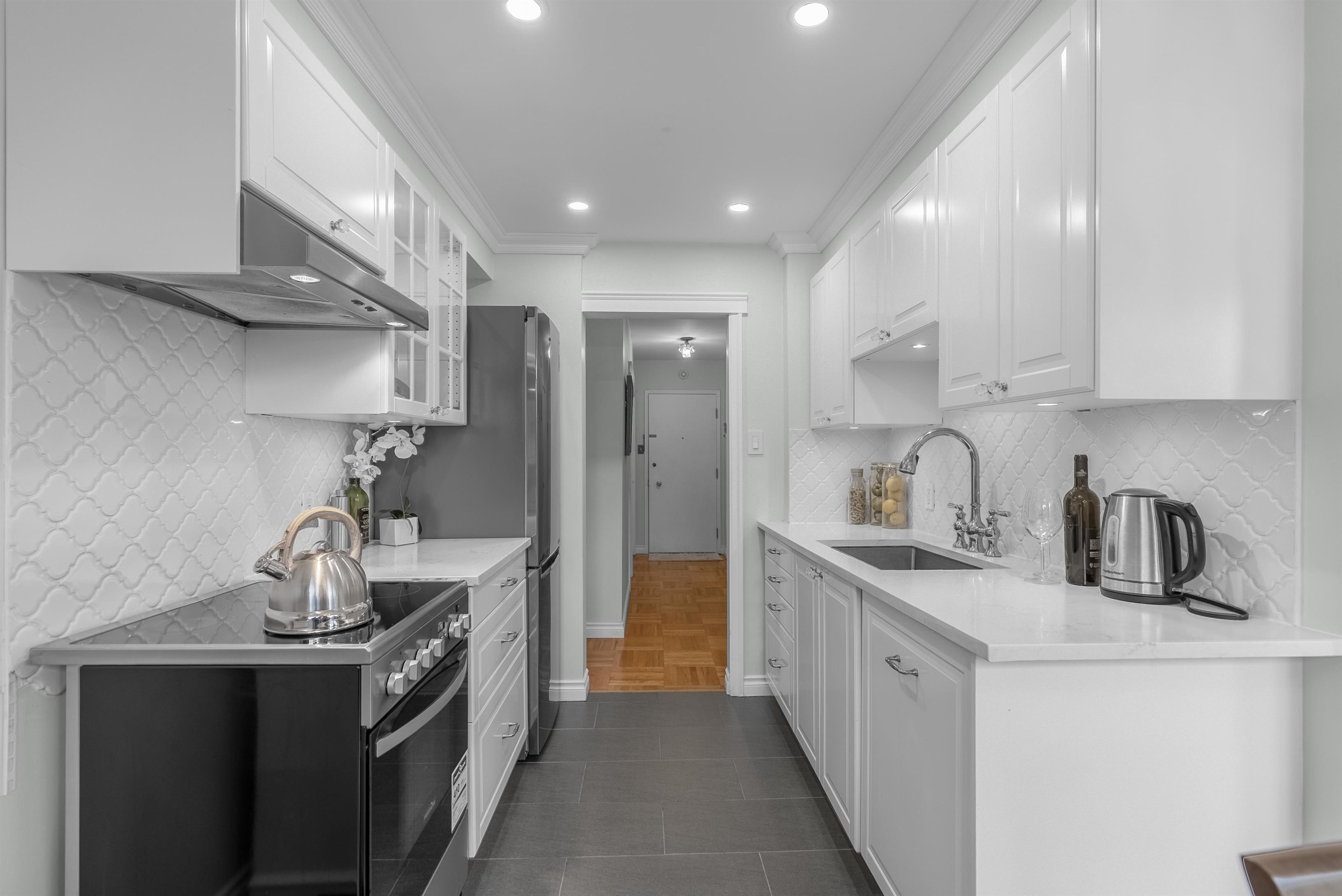 402 1750 ESQUIMALT AVENUE