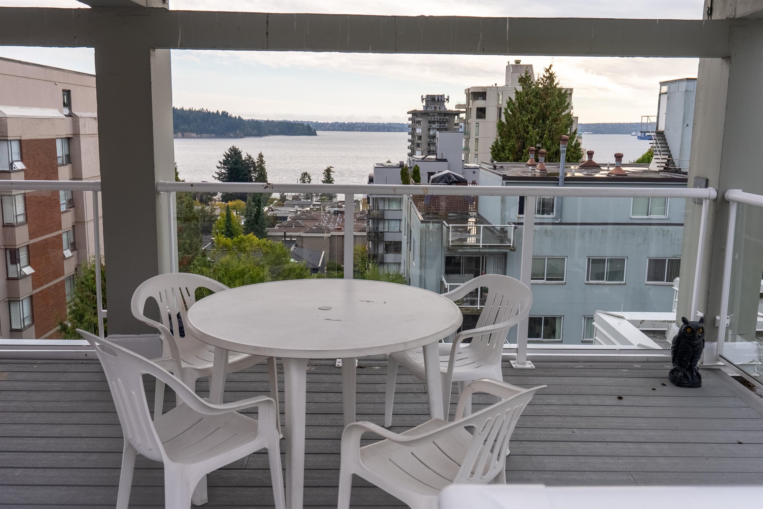402 1750 ESQUIMALT AVENUE