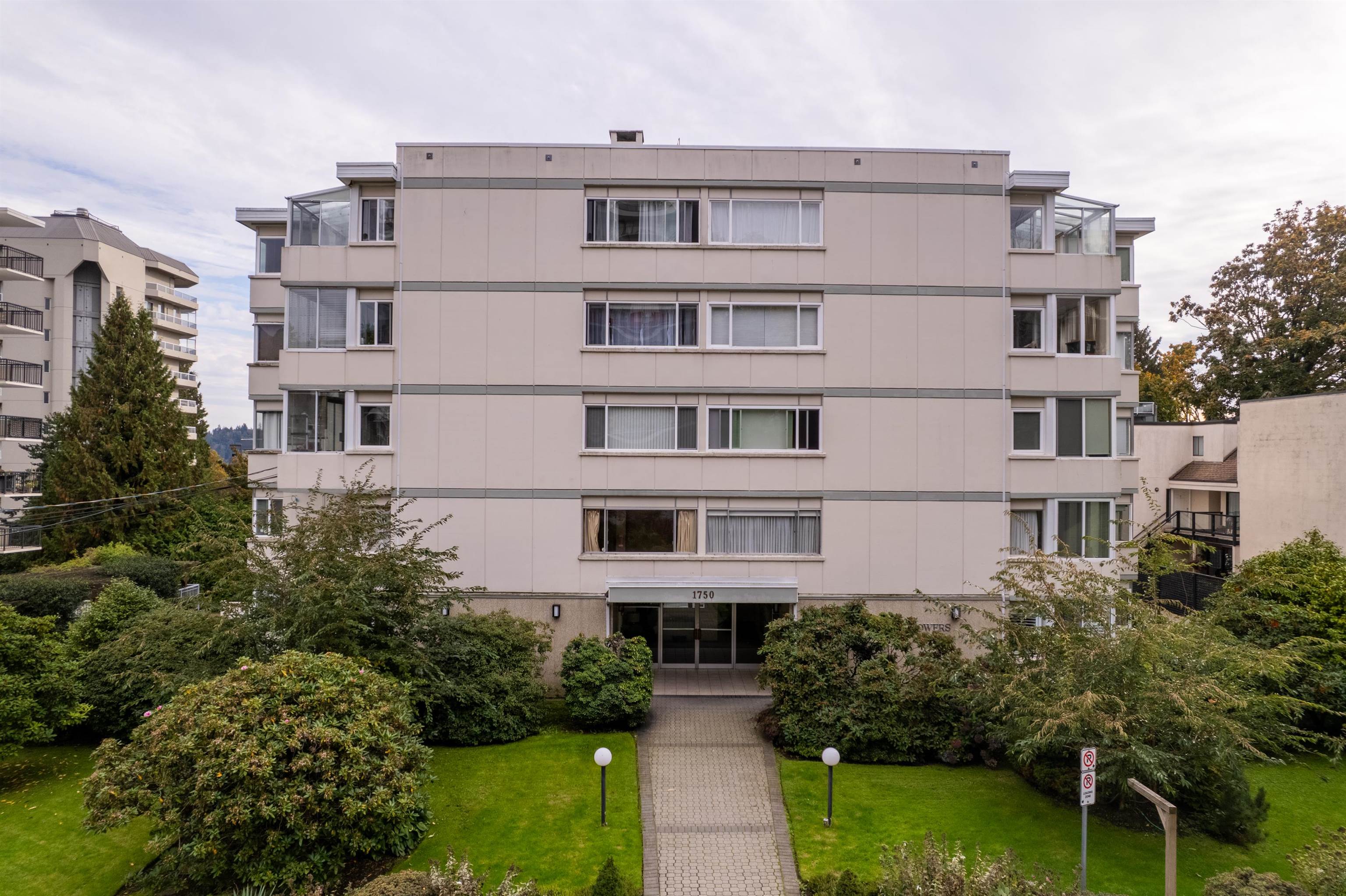 402 1750 ESQUIMALT AVENUE