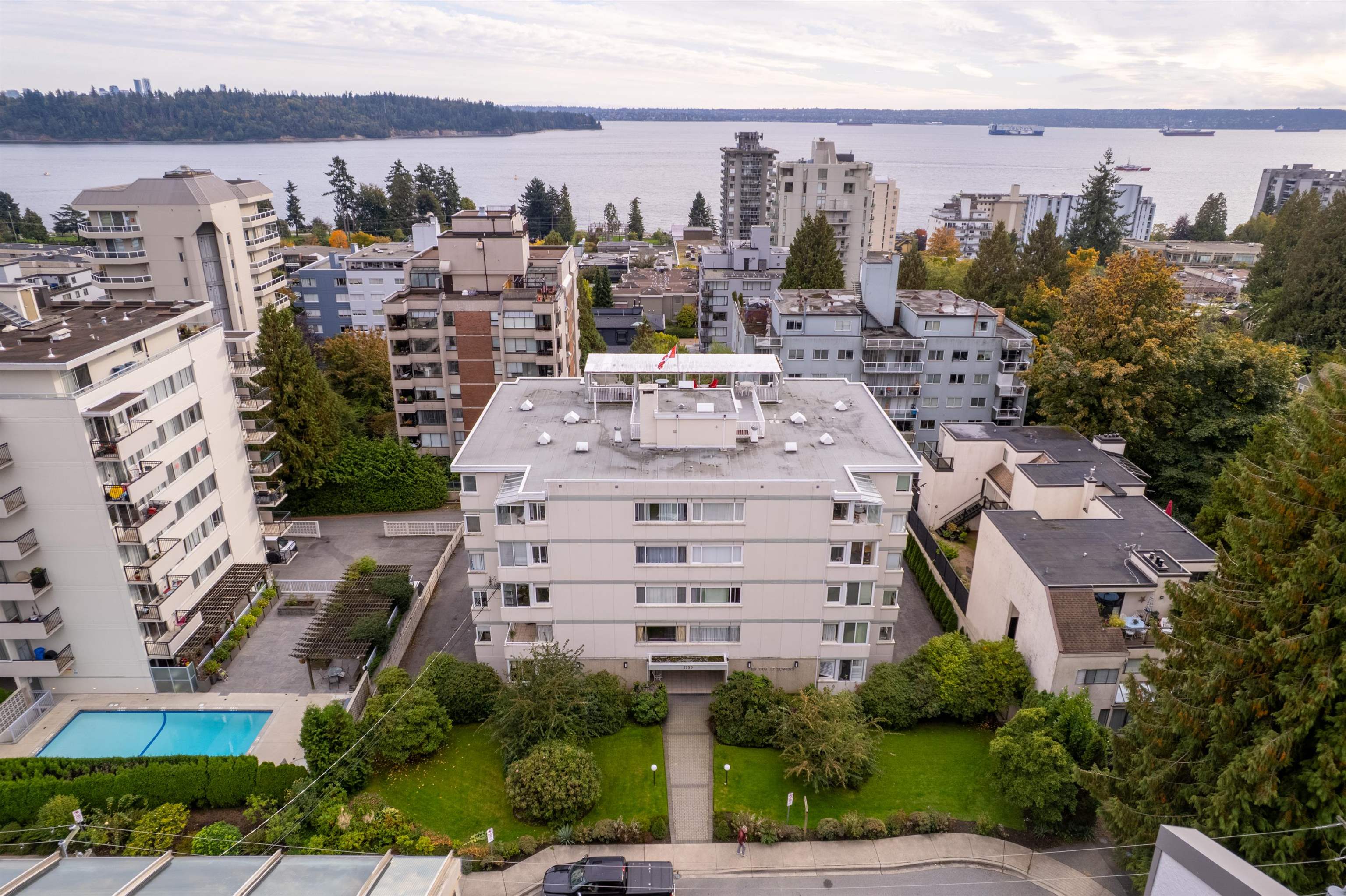 402 1750 ESQUIMALT AVENUE