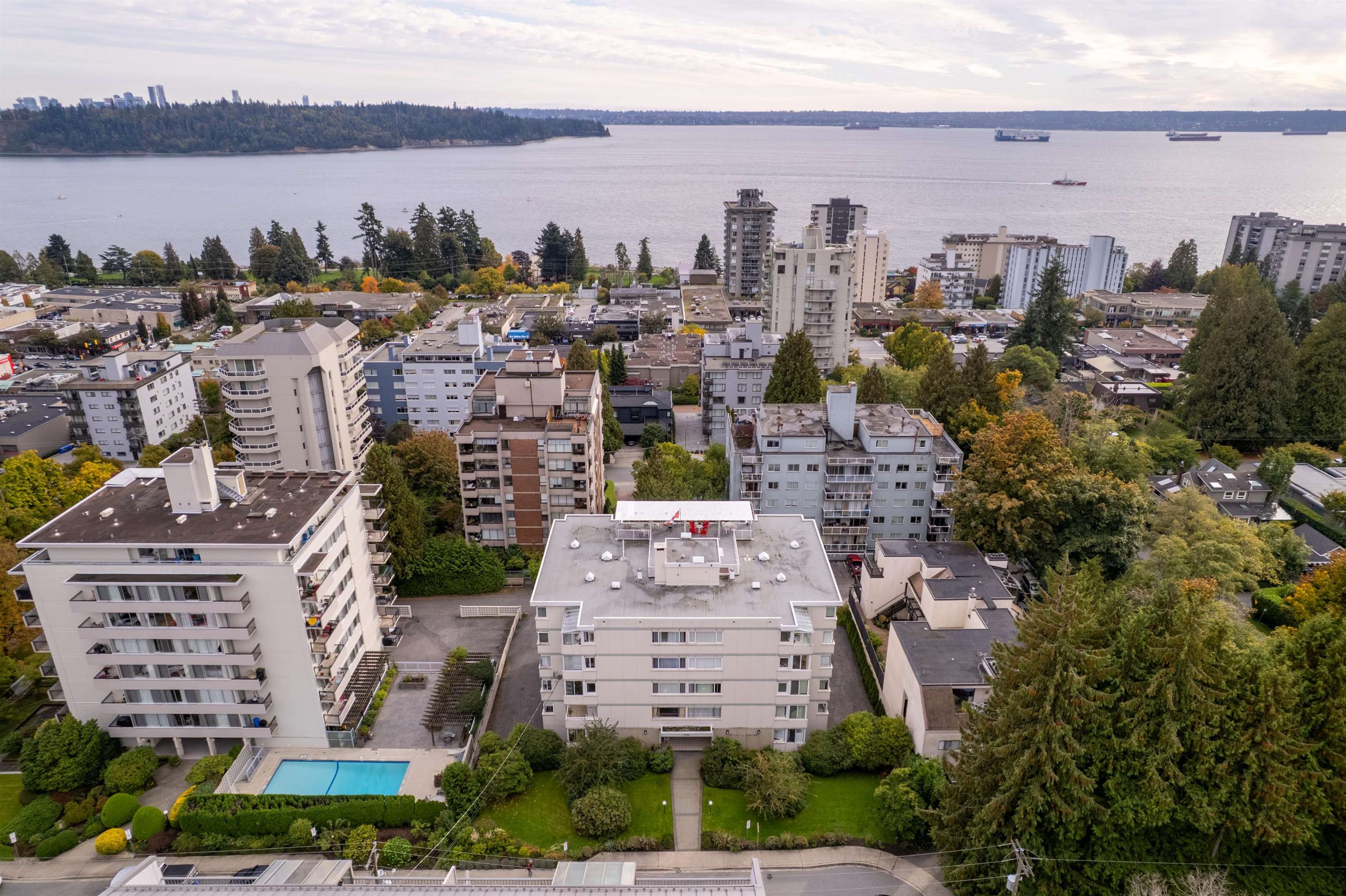 402 1750 ESQUIMALT AVENUE