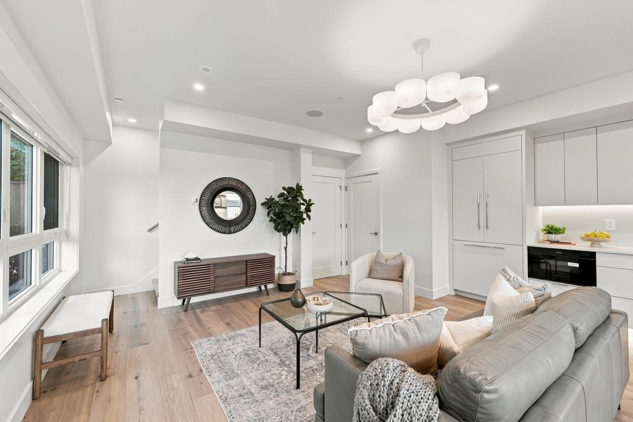 1135 W 33RD AVENUE