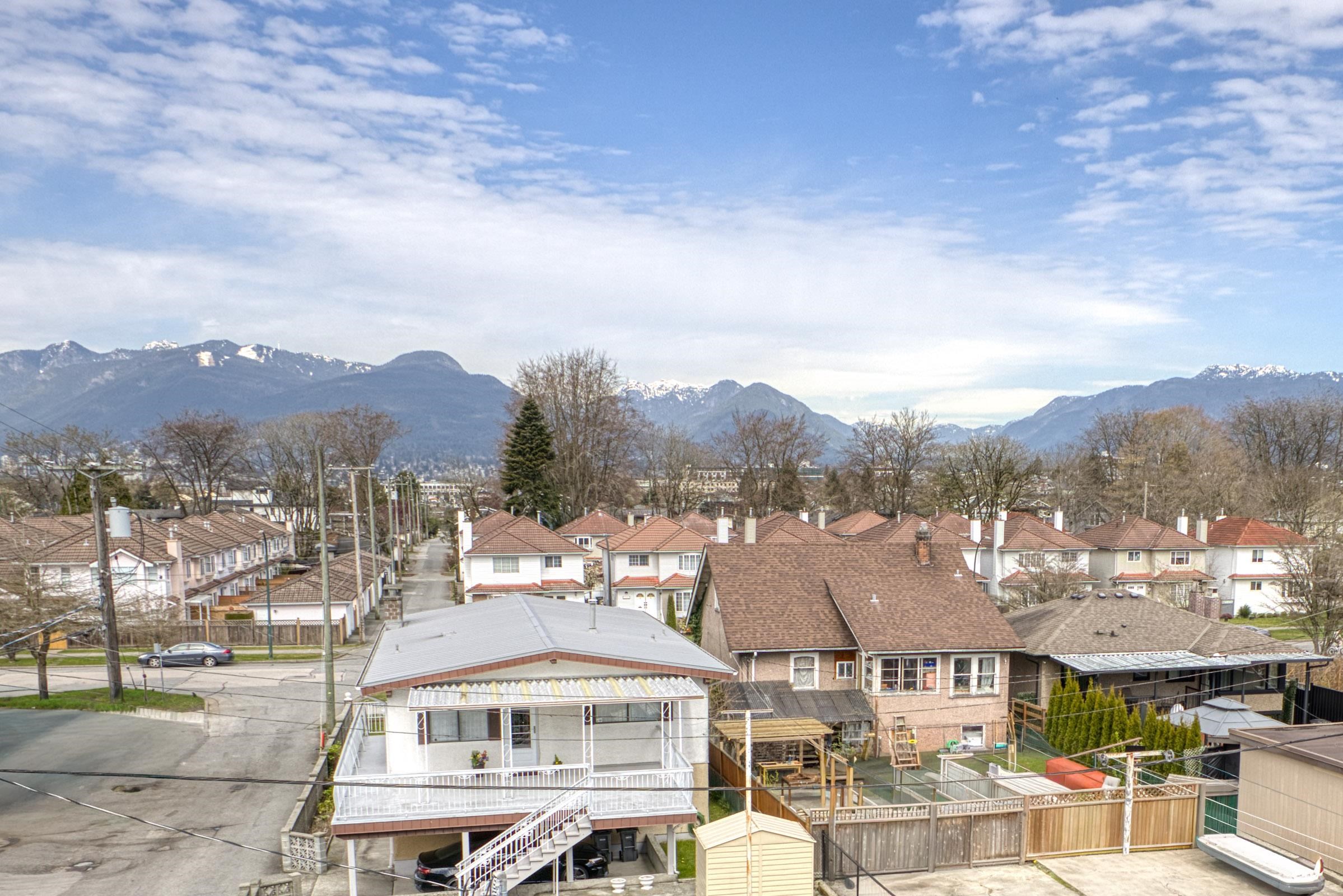 2 2425 KITCHENER STREET