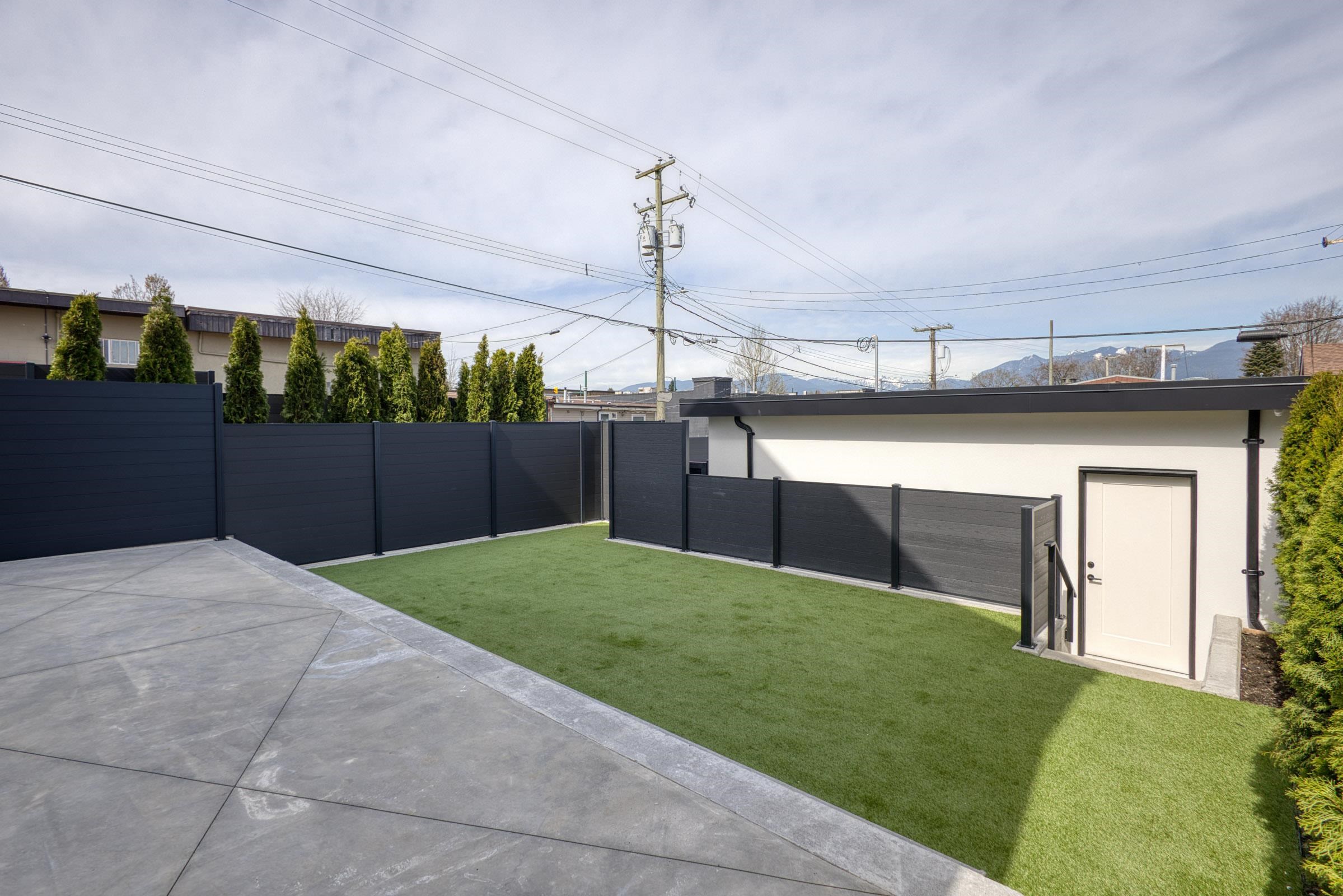 2 2425 KITCHENER STREET