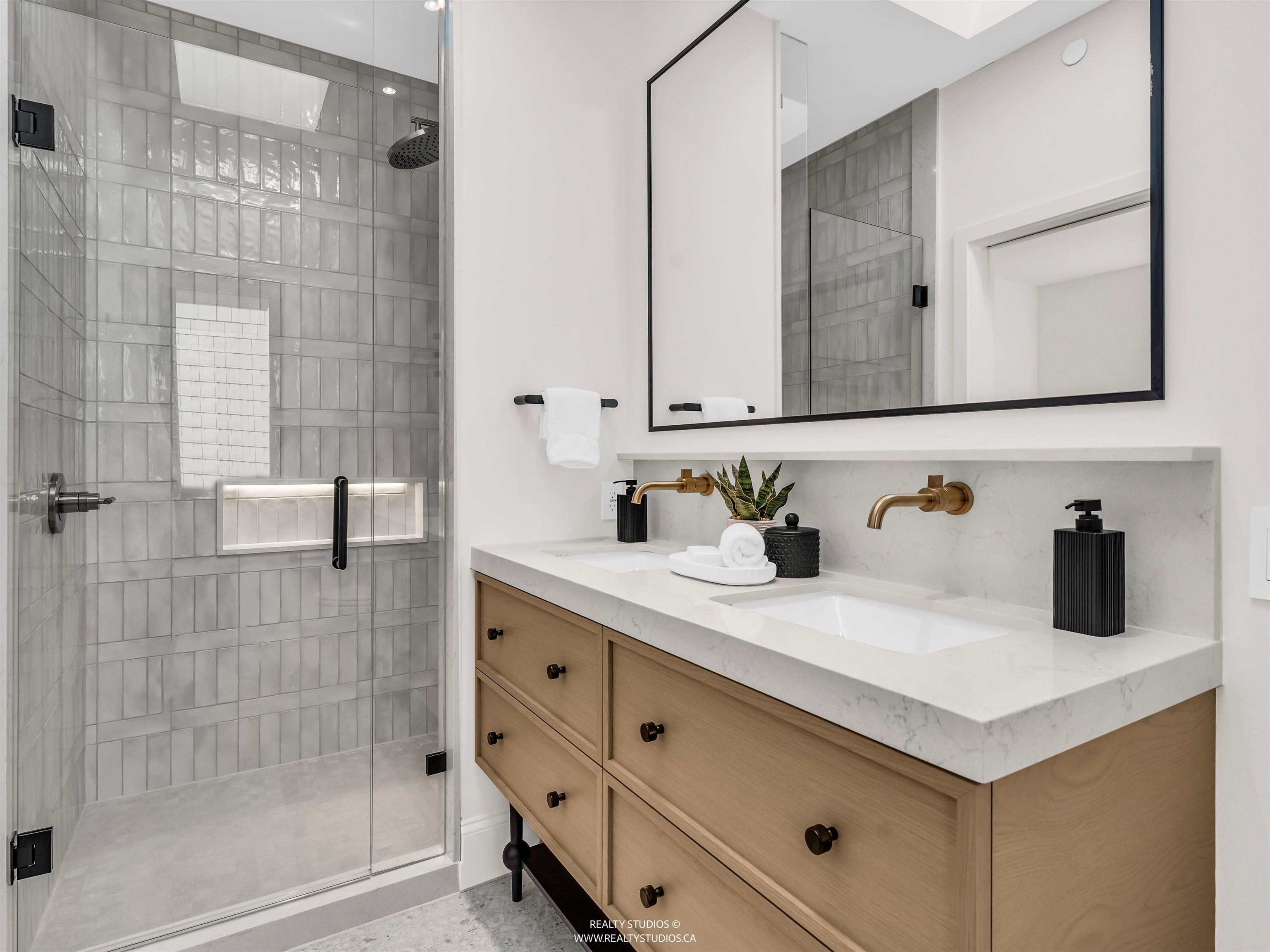2 4088 MAPLE CRESCENT