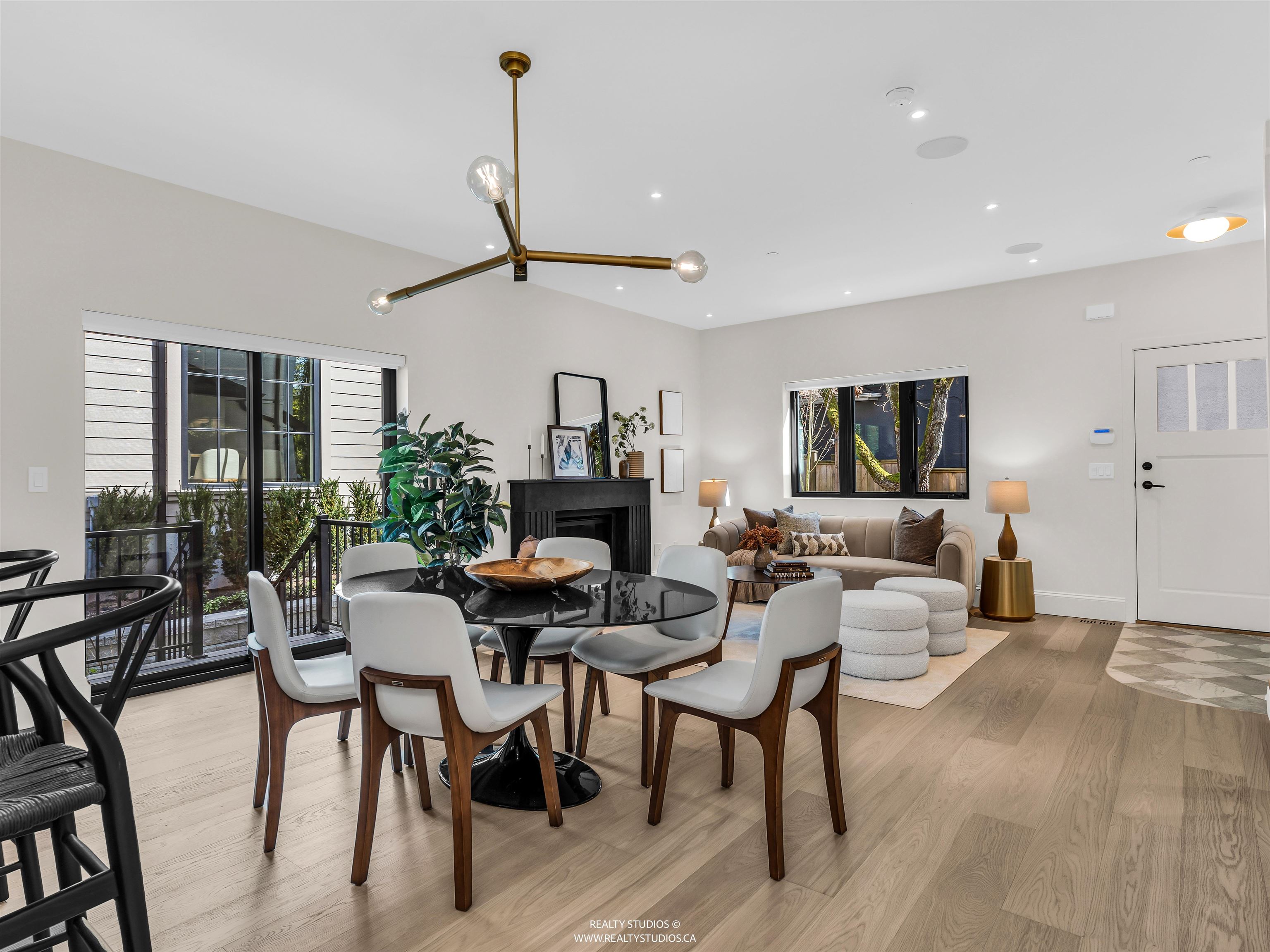 2 4088 MAPLE CRESCENT
