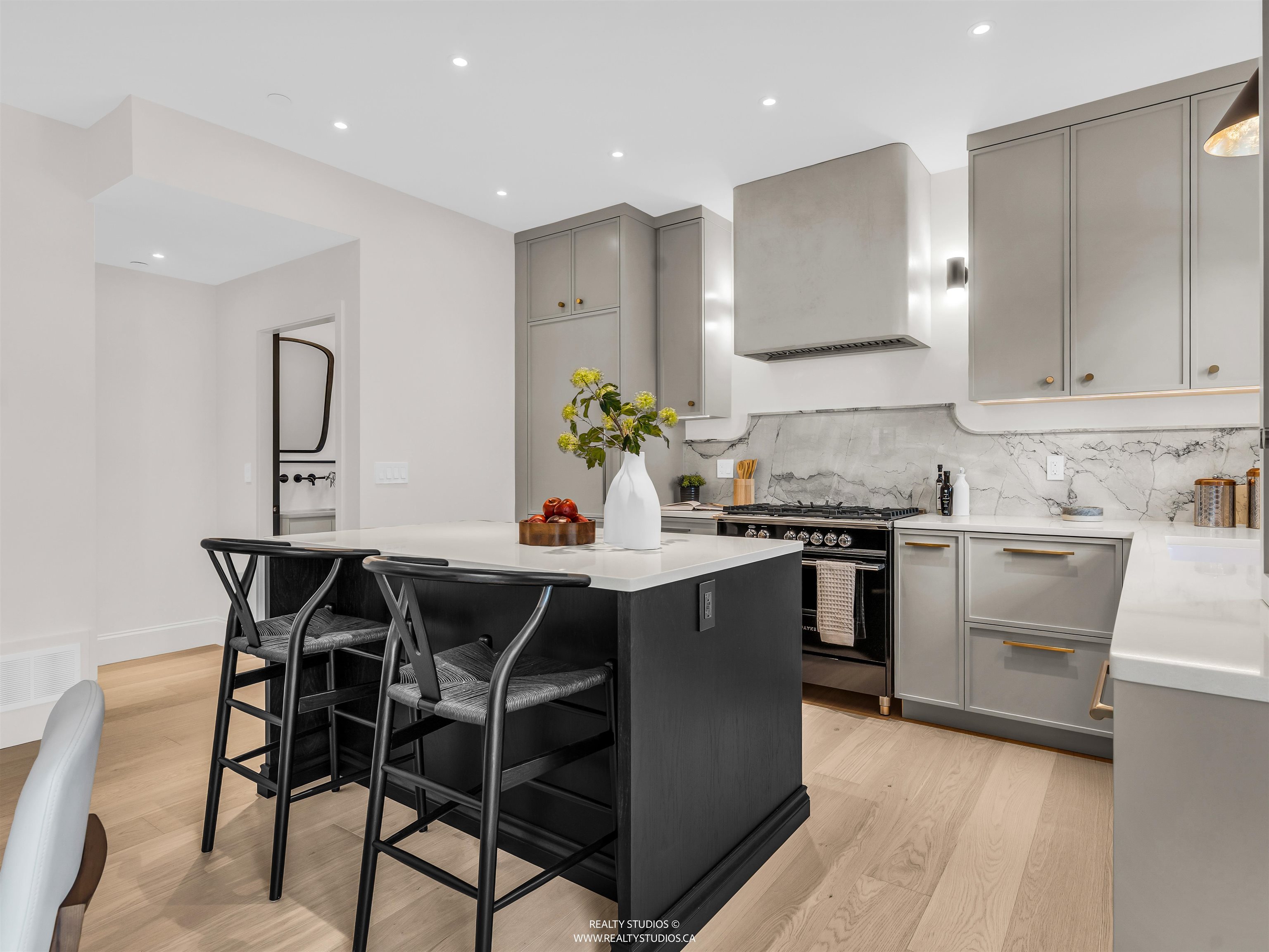 2 4088 MAPLE CRESCENT