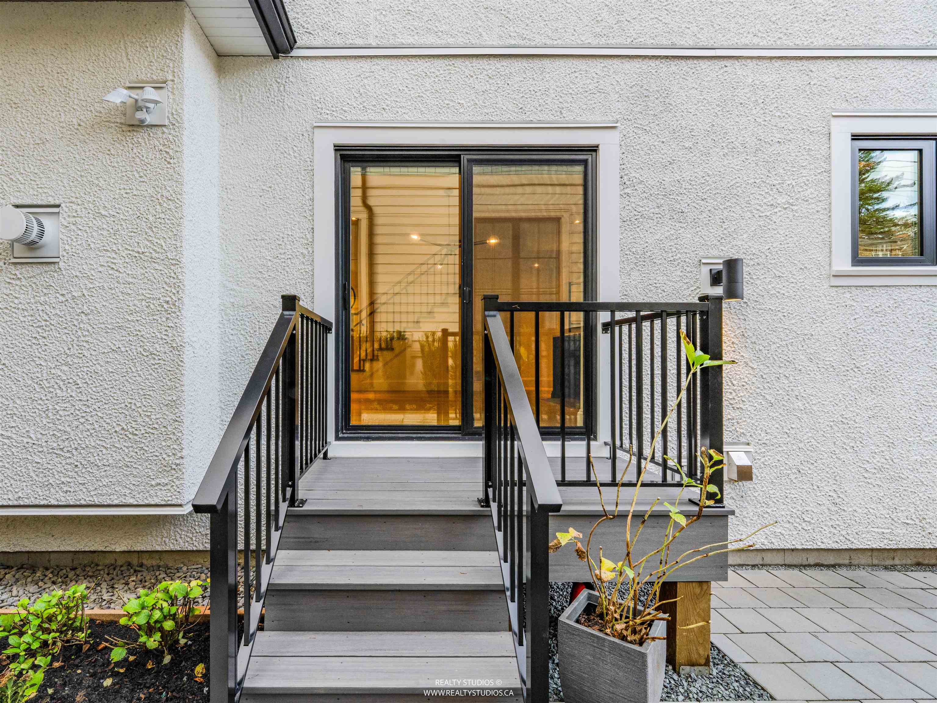 2 4088 MAPLE CRESCENT