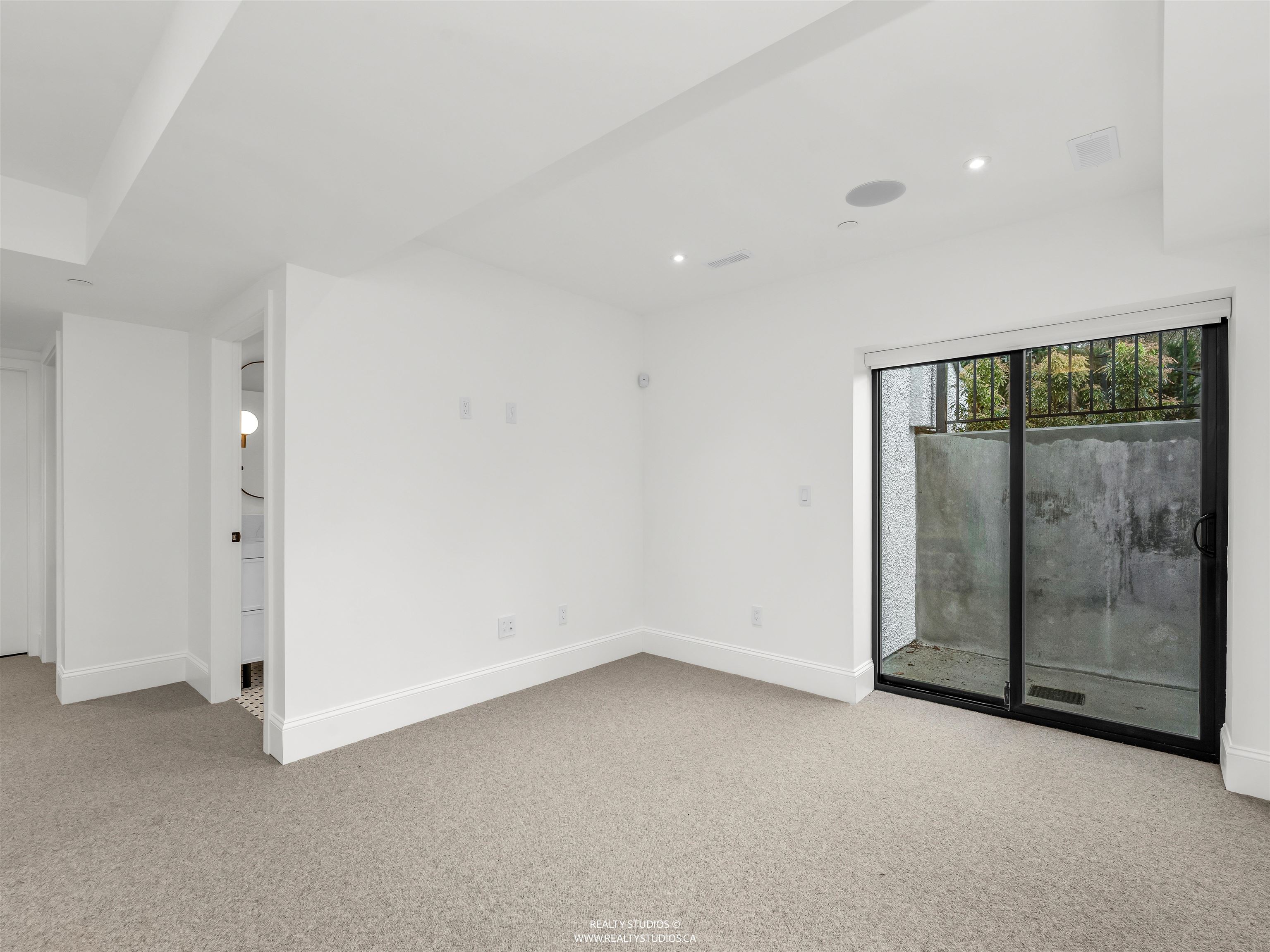 3 4088 MAPLE CRESCENT