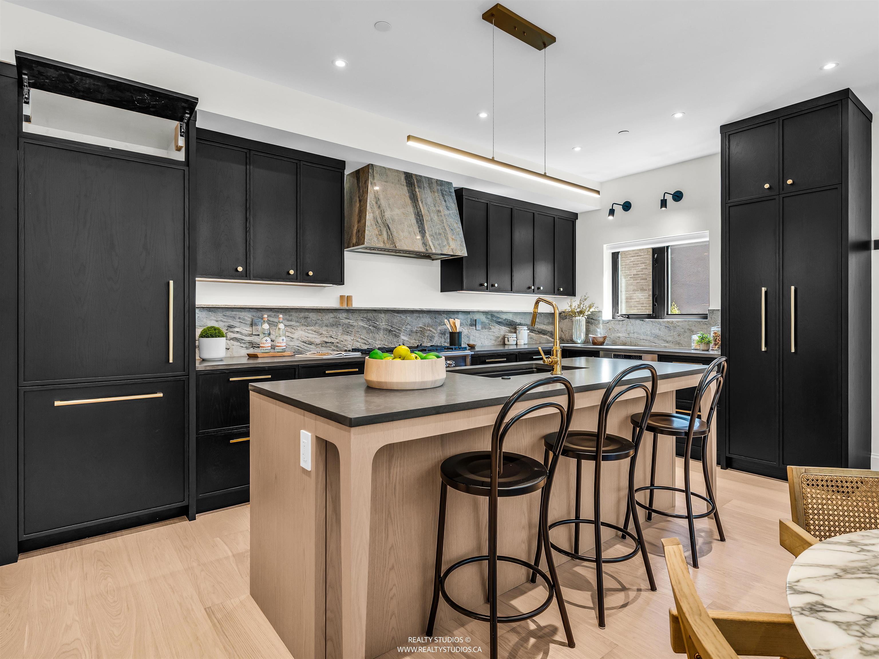 3 4088 MAPLE CRESCENT