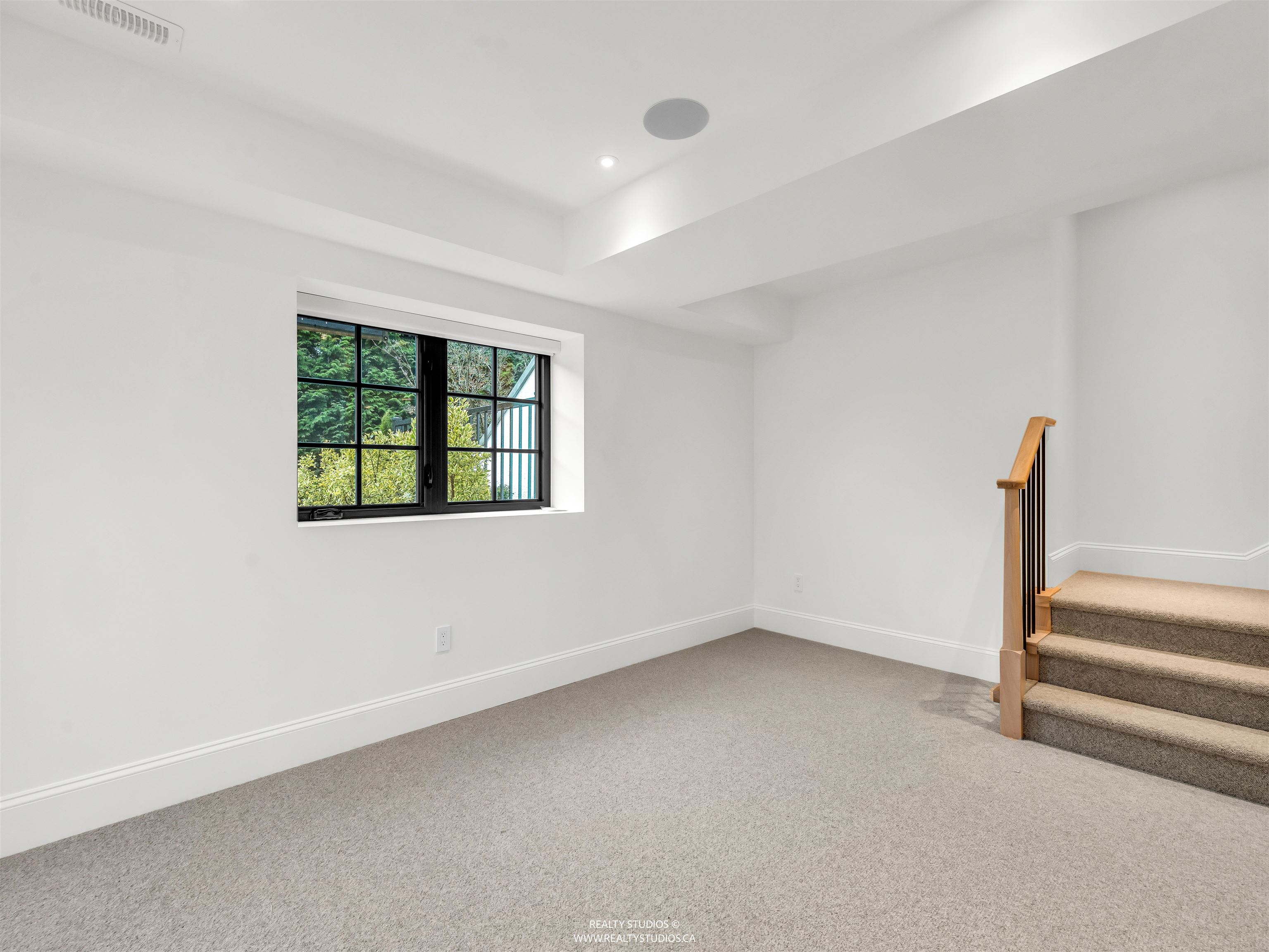 3 4088 MAPLE CRESCENT