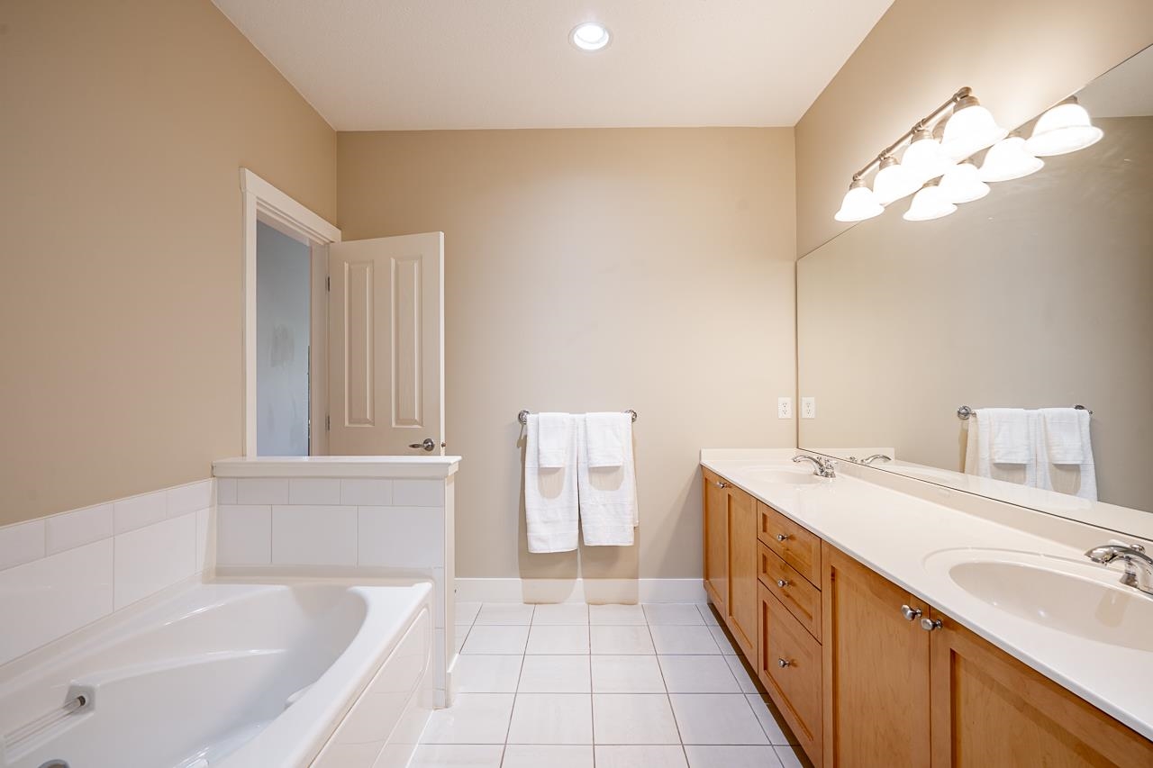 3 15425 ROSEMARY HEIGHTS CRESCENT