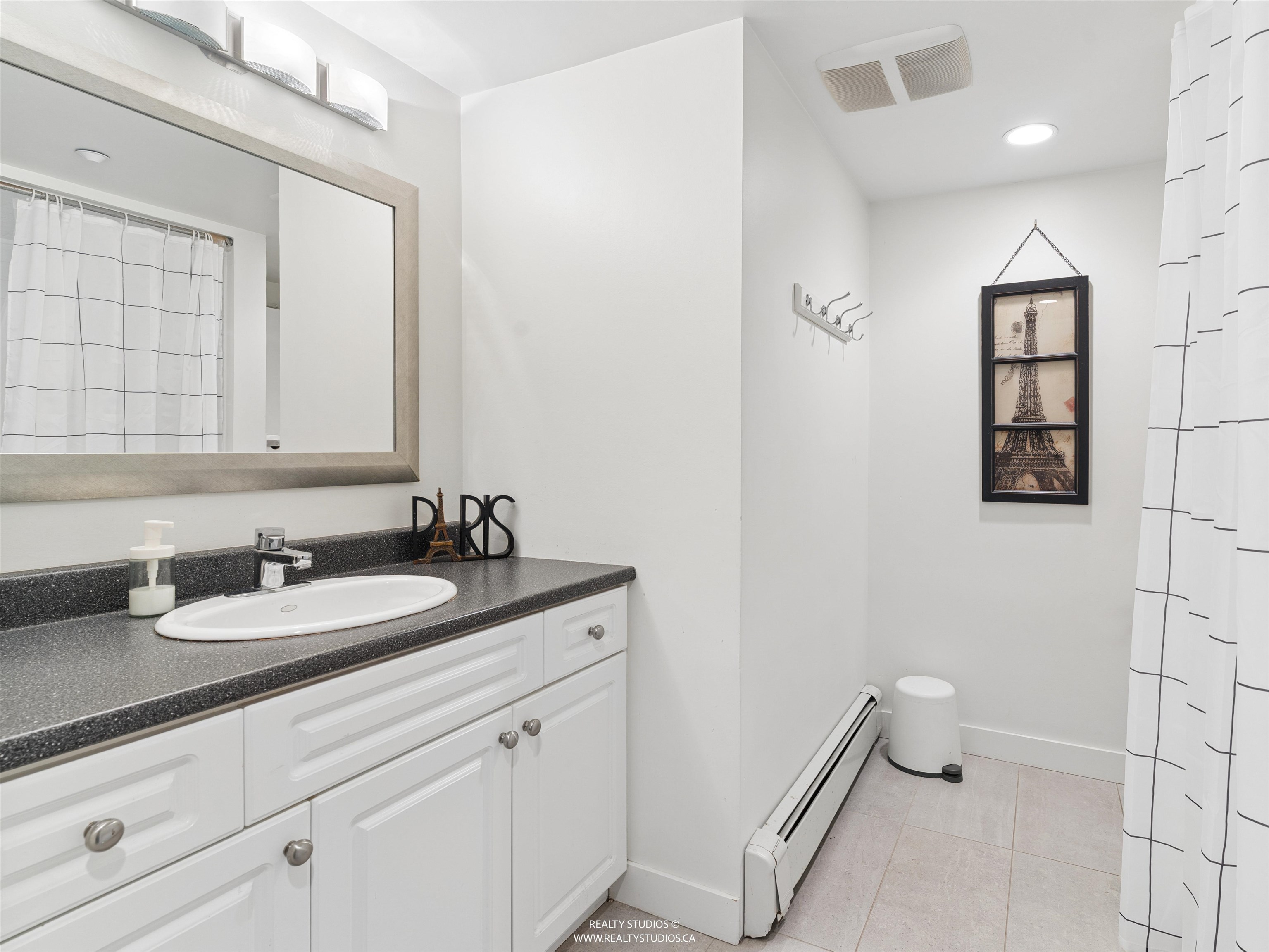 558 W 19TH AVENUE