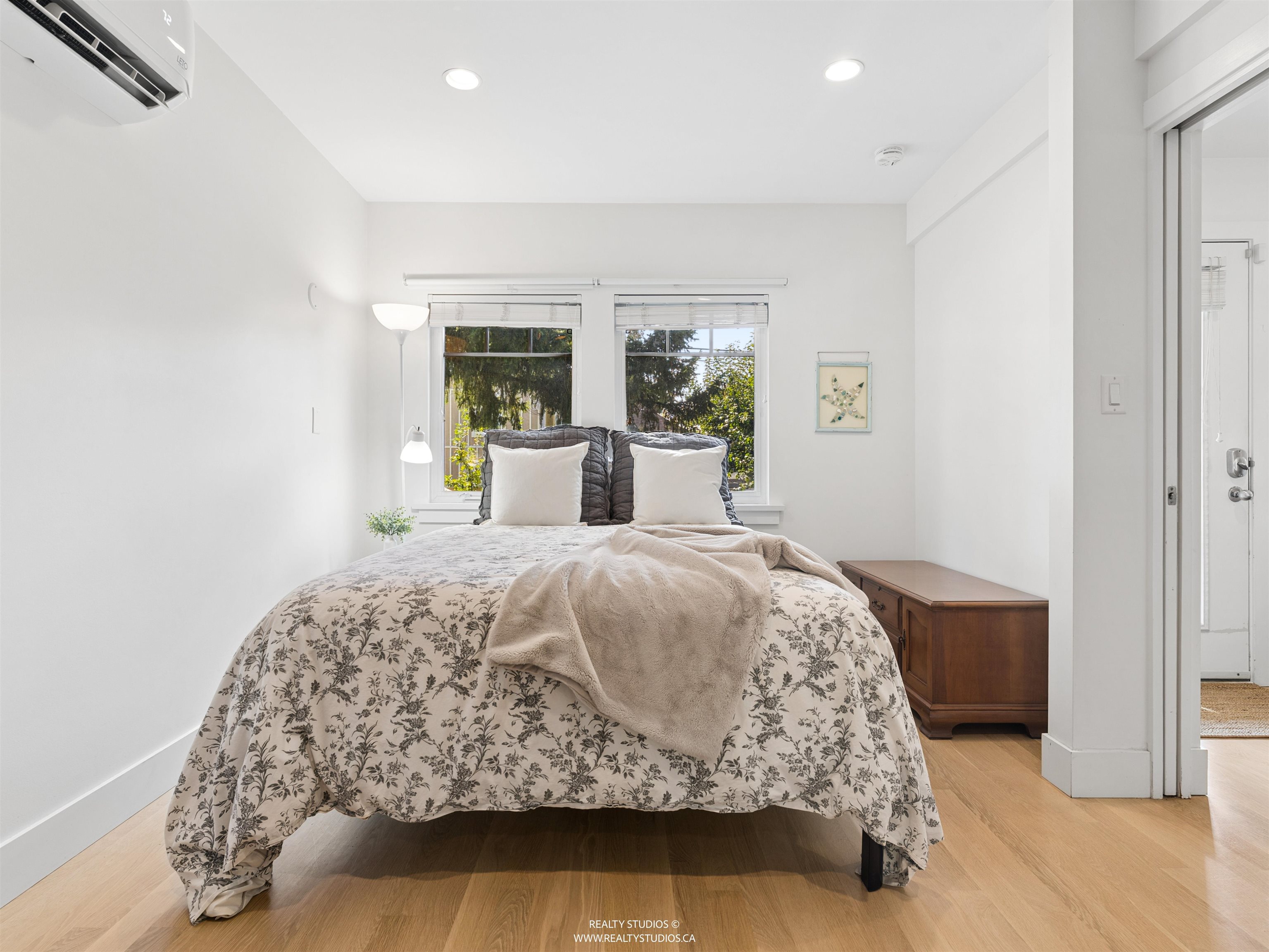 558 W 19TH AVENUE
