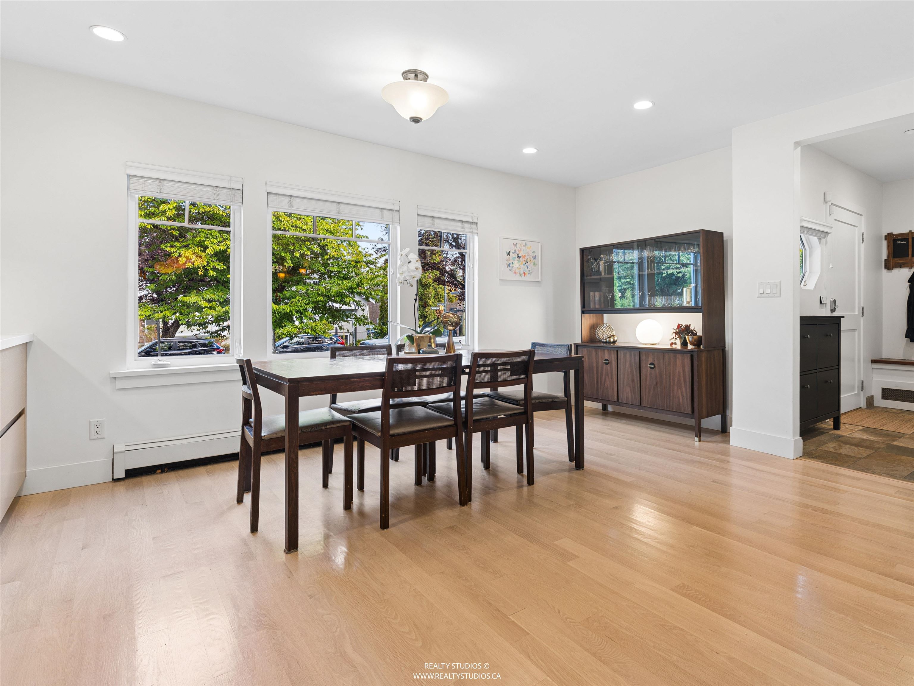 558 W 19TH AVENUE