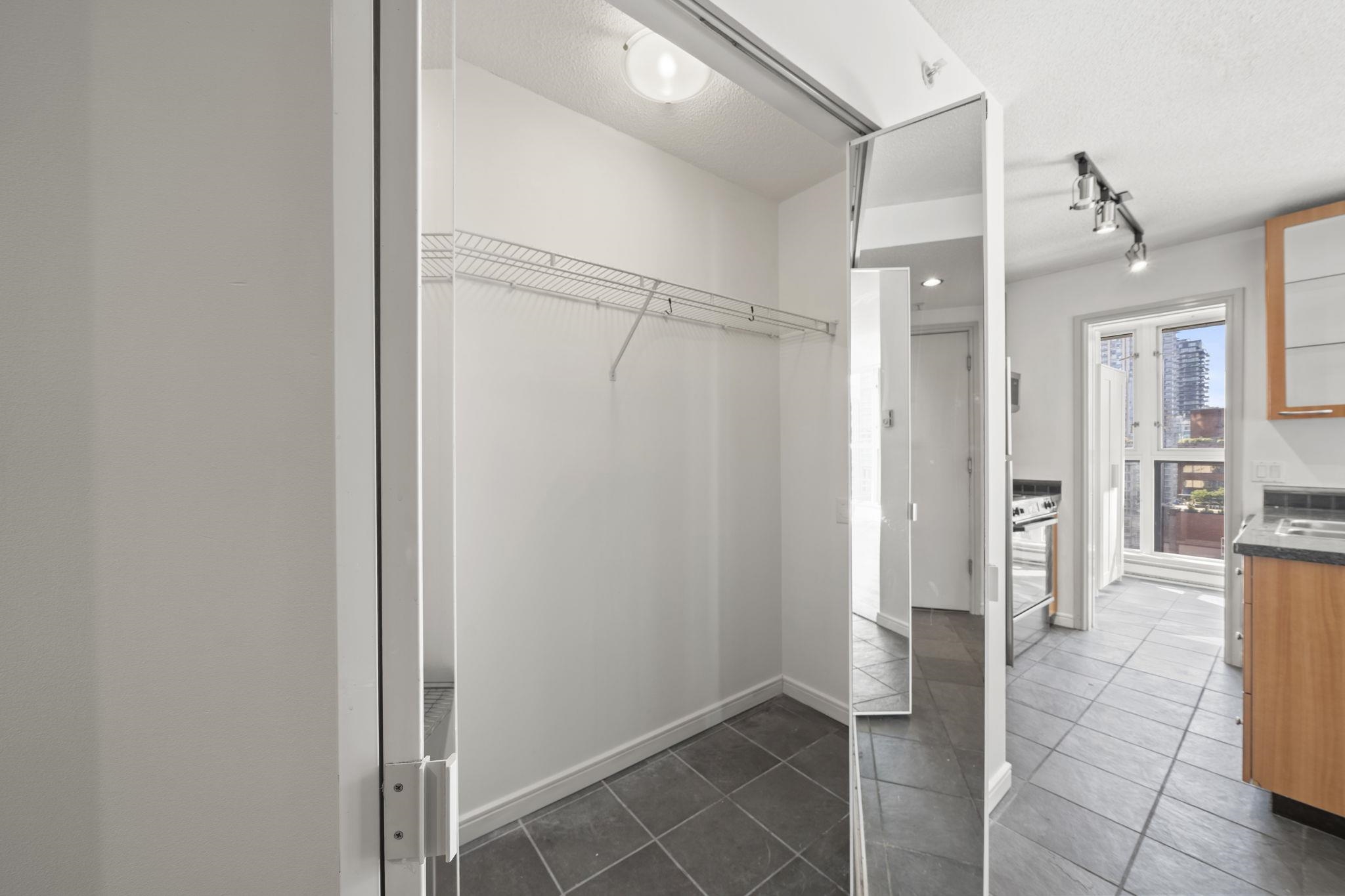 1807 1068 HORNBY STREET