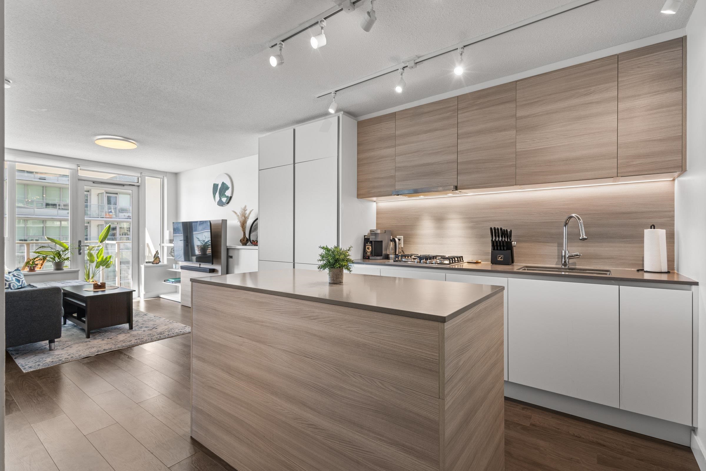 1607 908 QUAYSIDE DRIVE