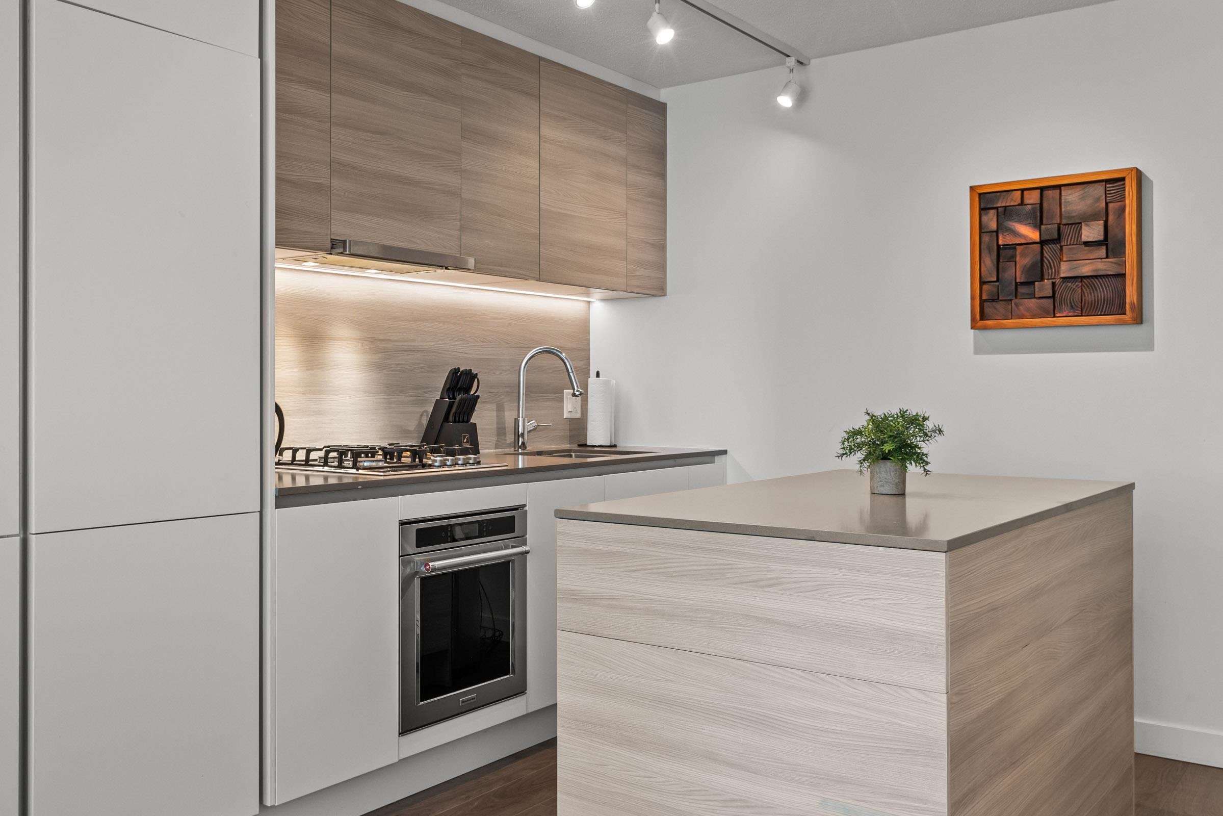 1607 908 QUAYSIDE DRIVE