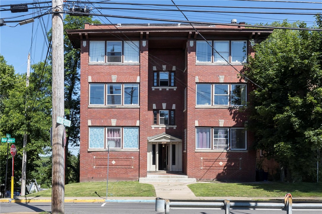 2750 BROADWAY AVENUE