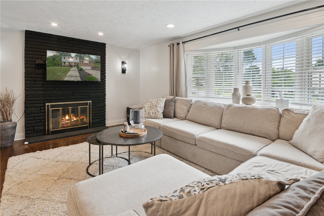 2465 GIANT OAKS DRIVE