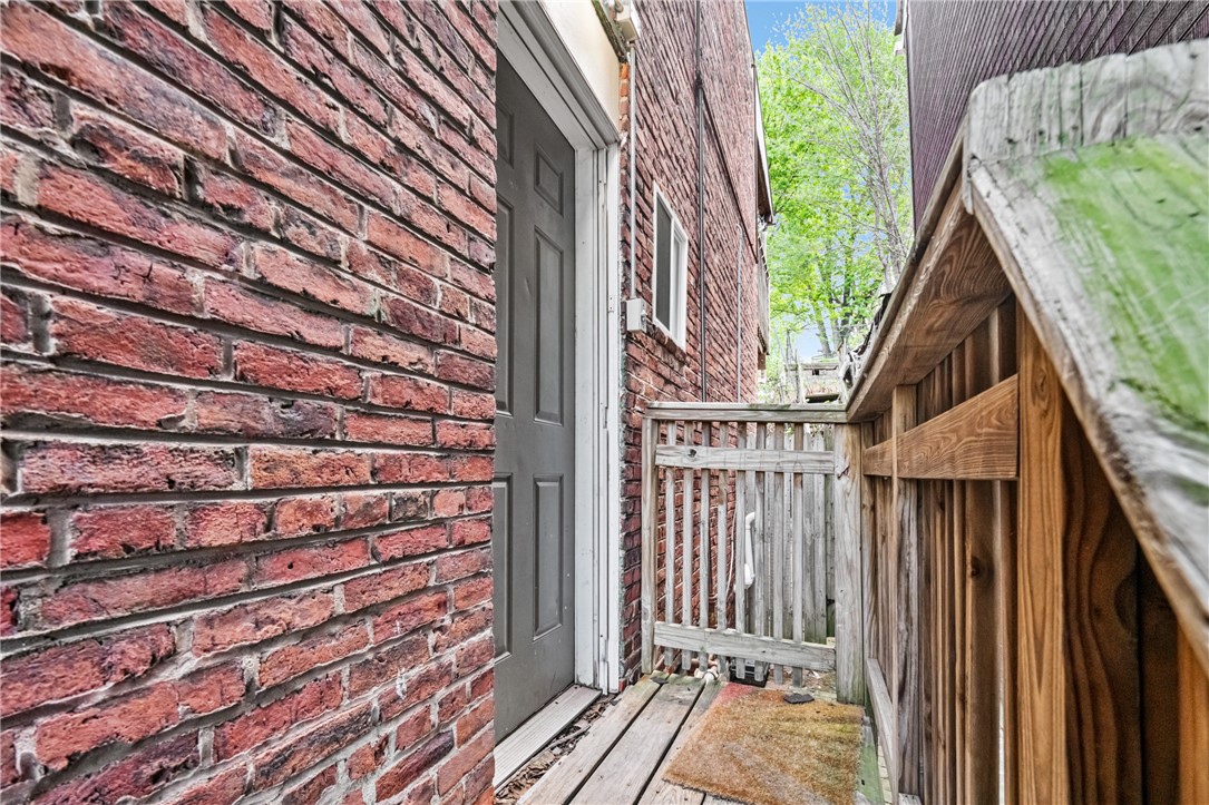 73 1/2 Barry St
