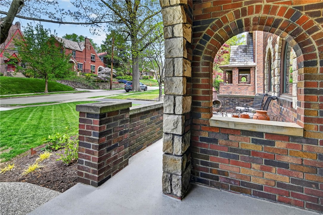 121 VERNON DRIVE