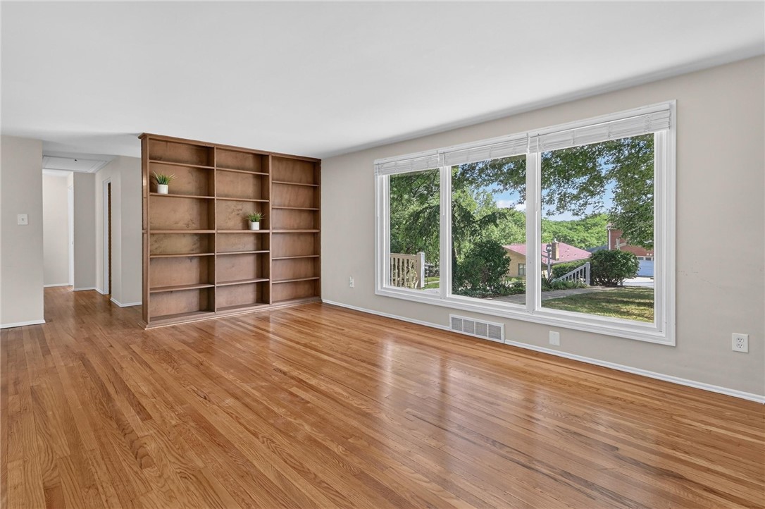 385 MAPLEWOOD DRIVE