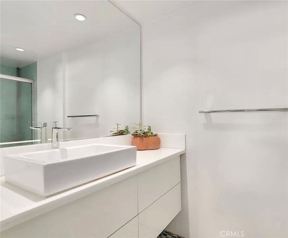 750 N Kings Road 325