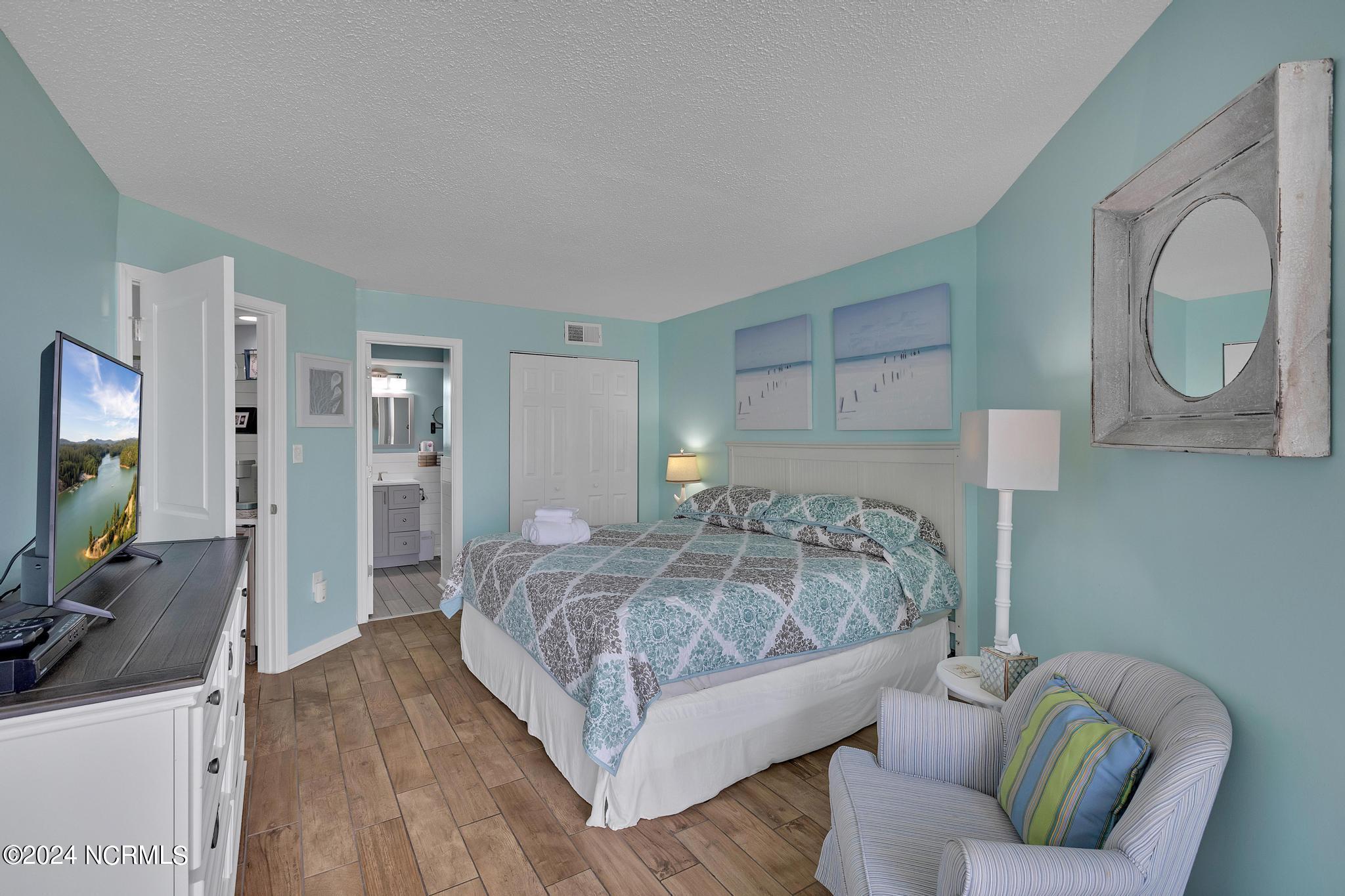 2000 New River Inlet Road, 2404