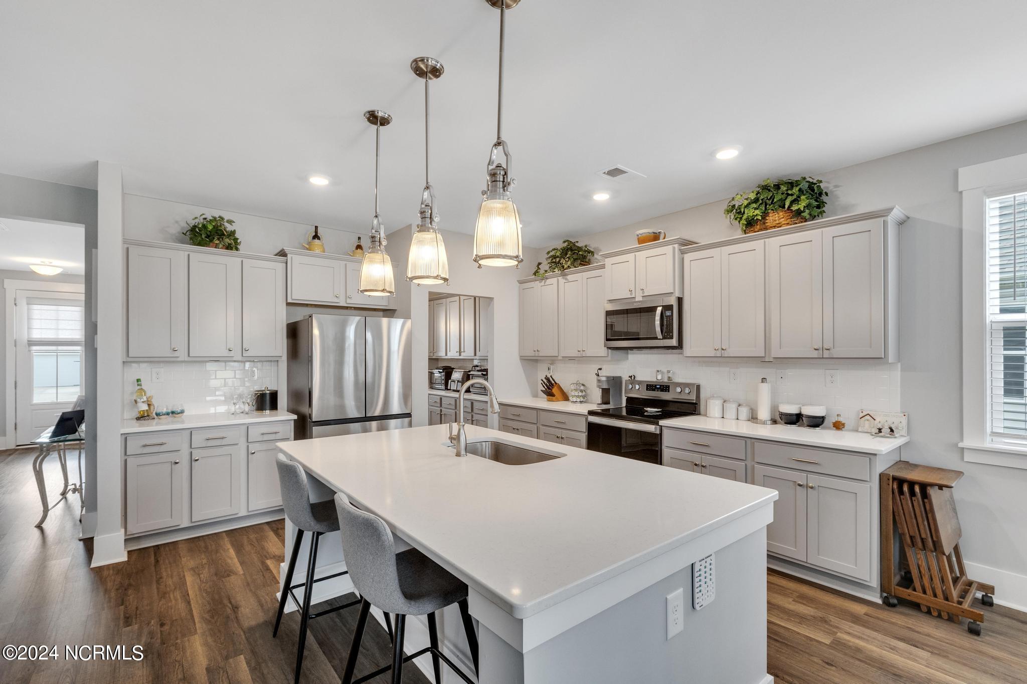 507 Edgewater Way