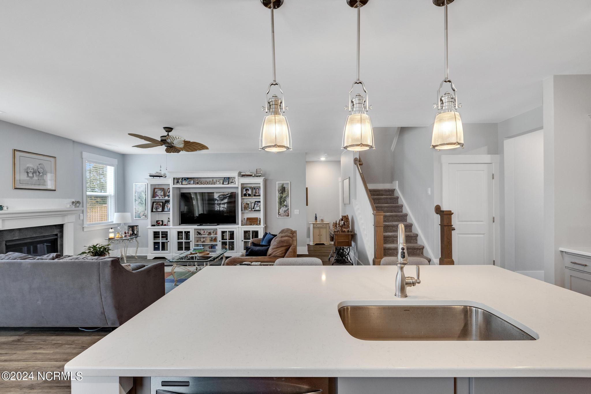 507 Edgewater Way