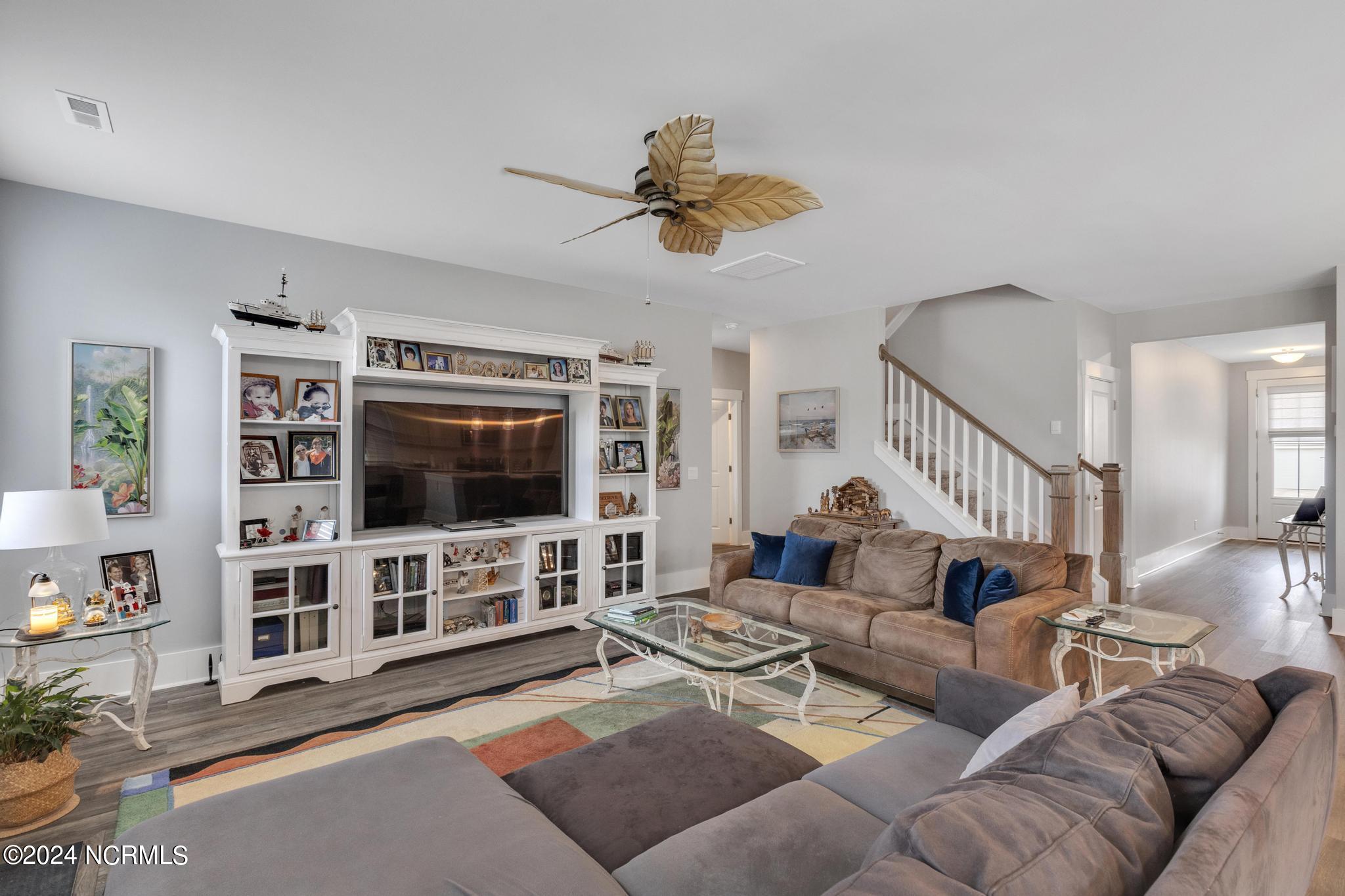 507 Edgewater Way