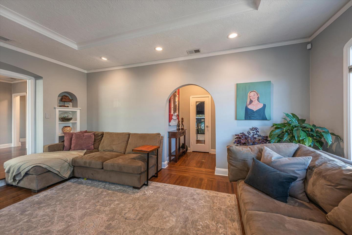 249 Leo AVE