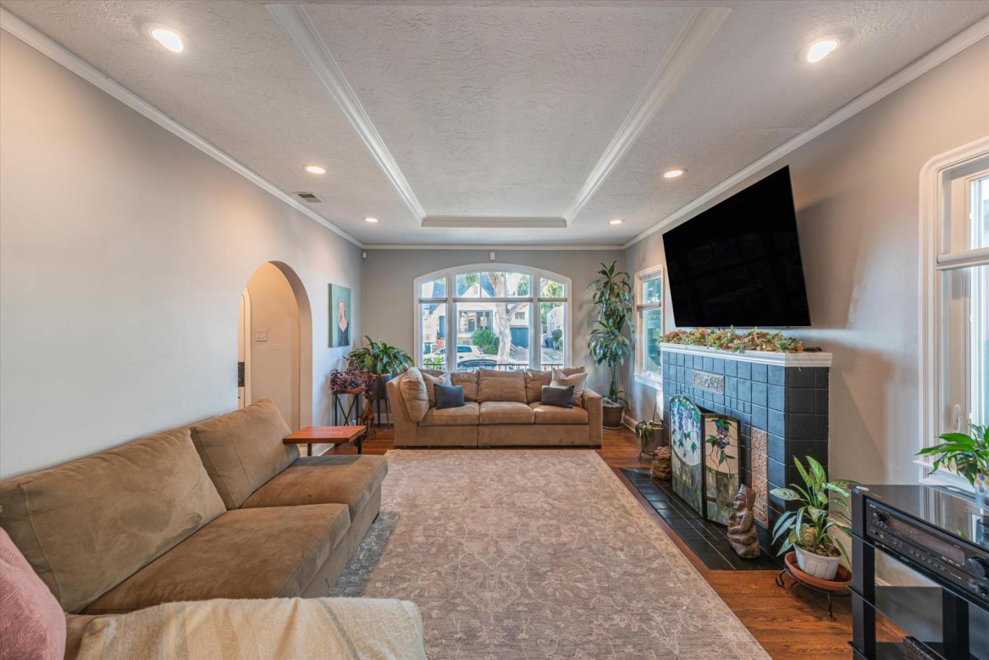 249 Leo AVE