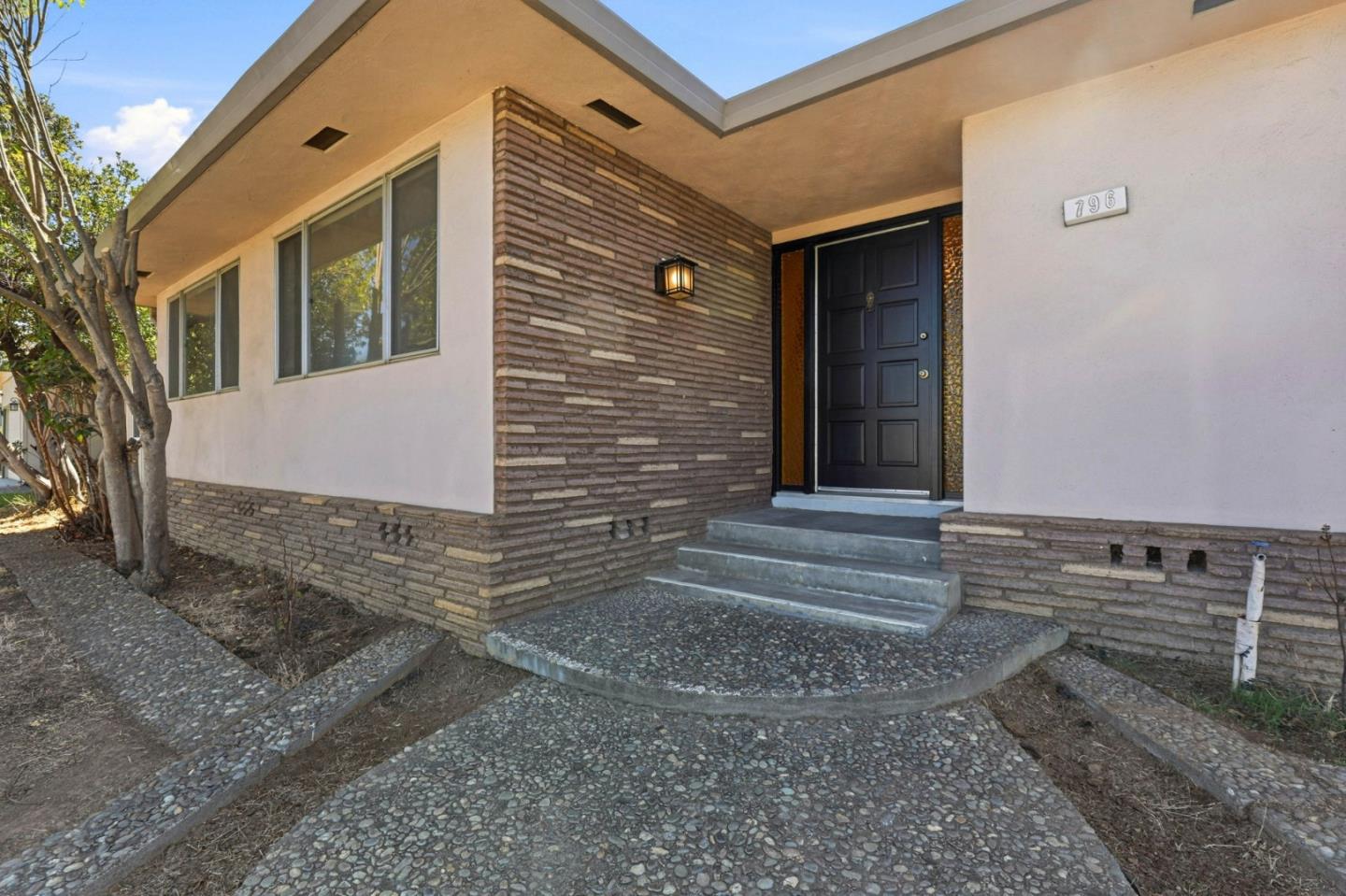 796 Lawrence DR