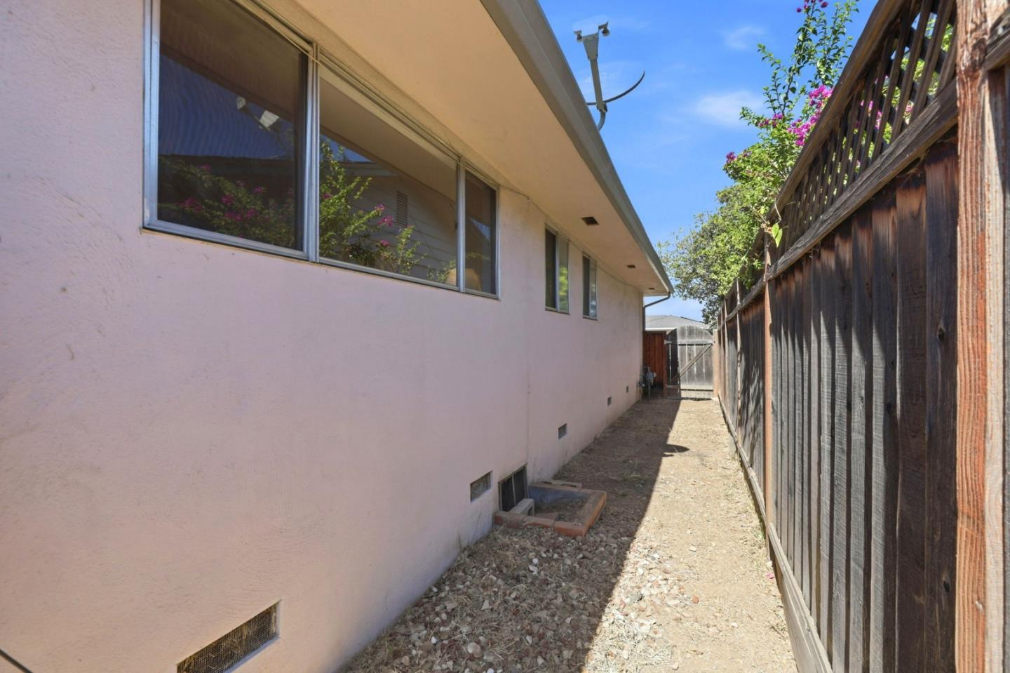 796 Lawrence DR