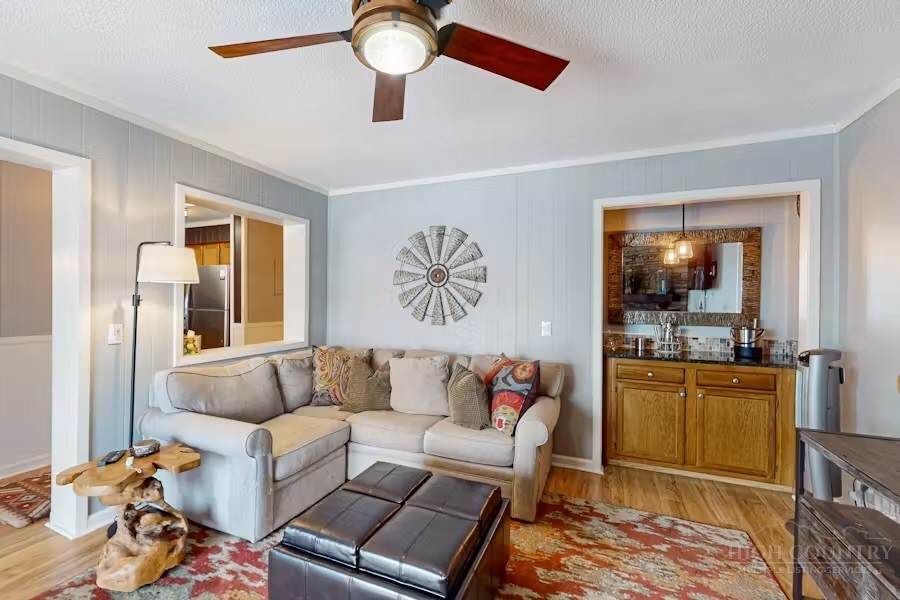 301 Pinnacle Inn Road 3209