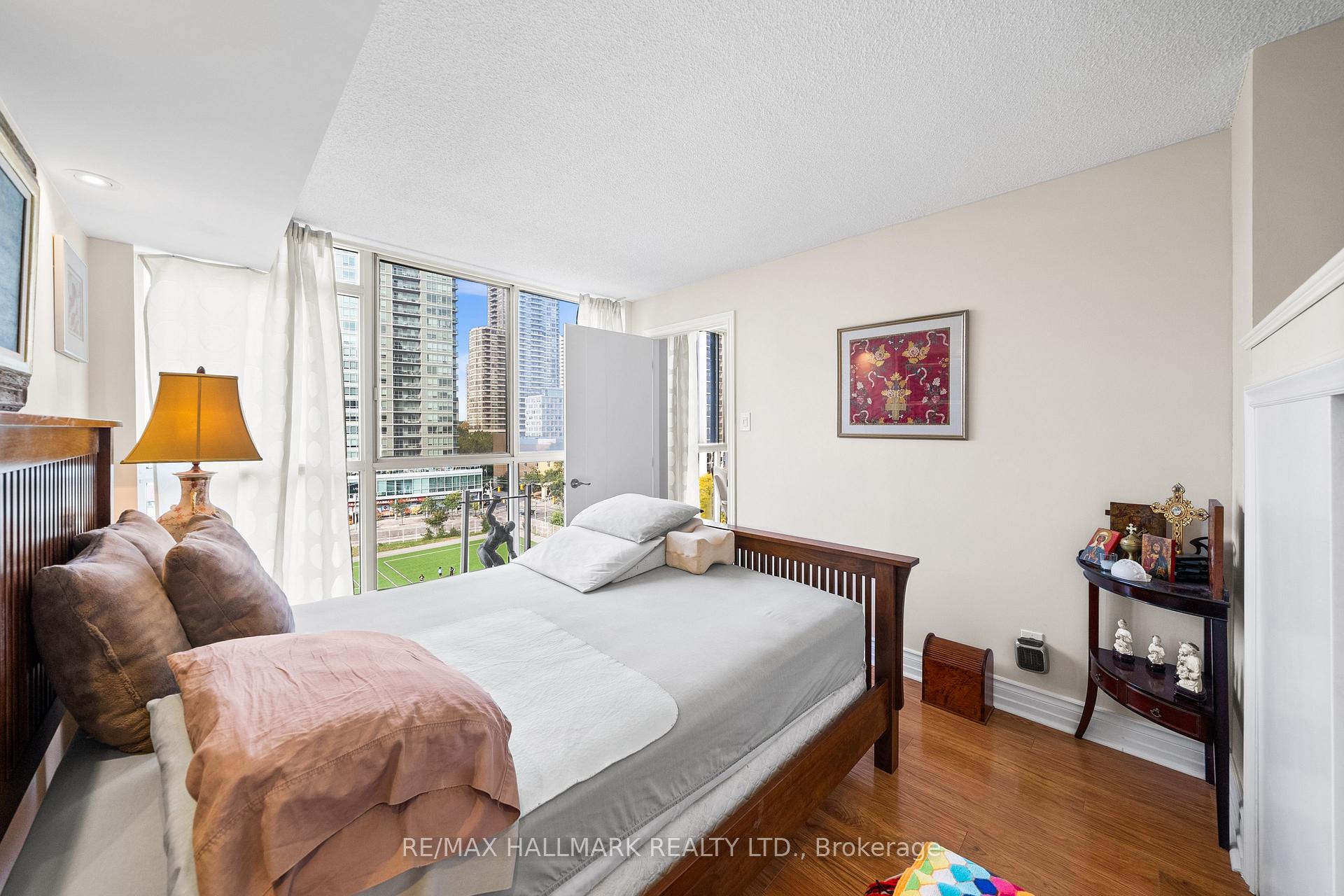 15 Maitland Place 906