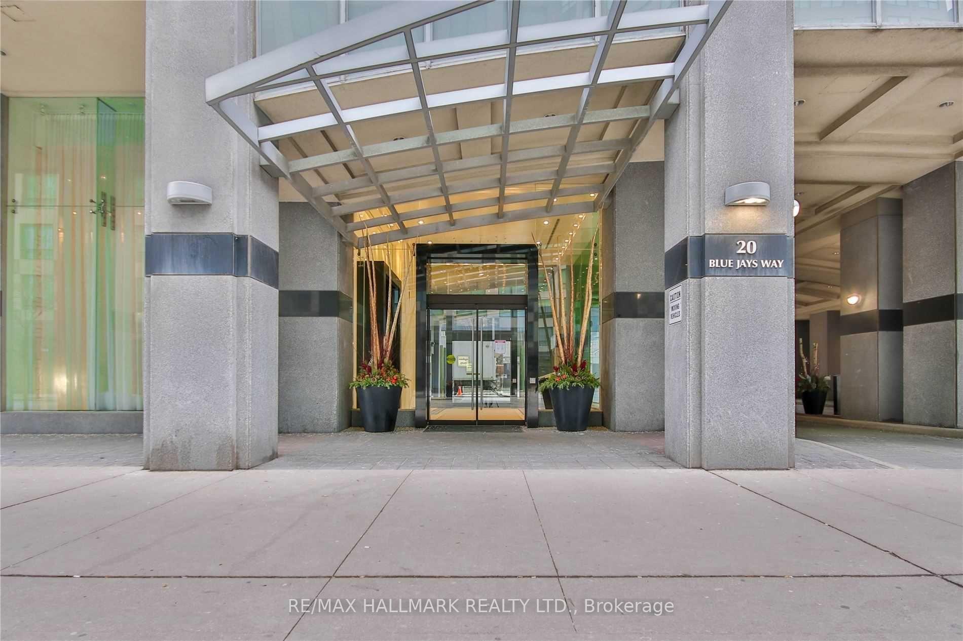 20 Blue Jays Way 1020