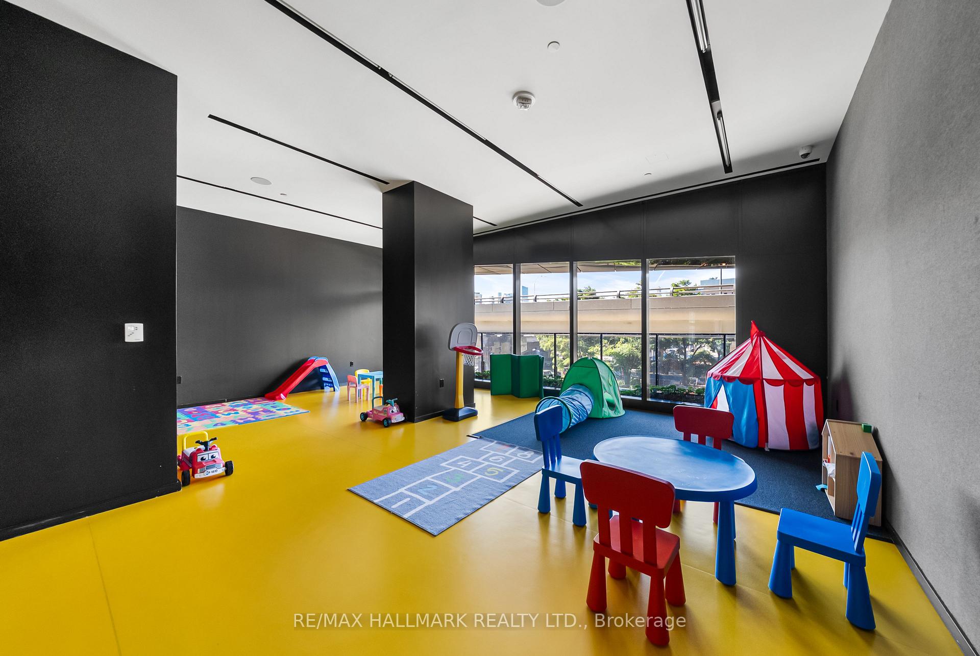 21 Lawren Harris Square 709, Toronto Unit: 709
