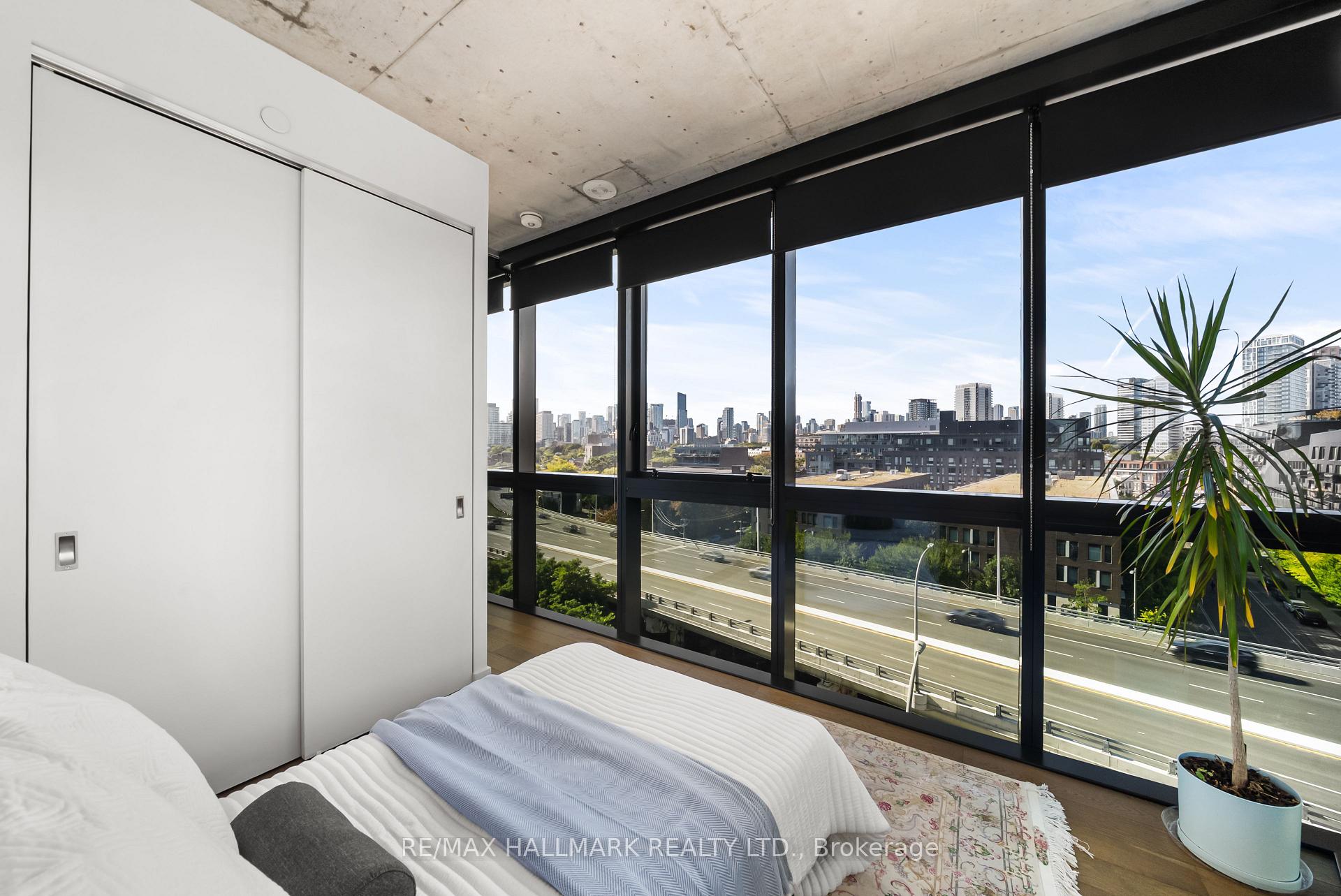 21 Lawren Harris Square 709, Toronto Unit: 709