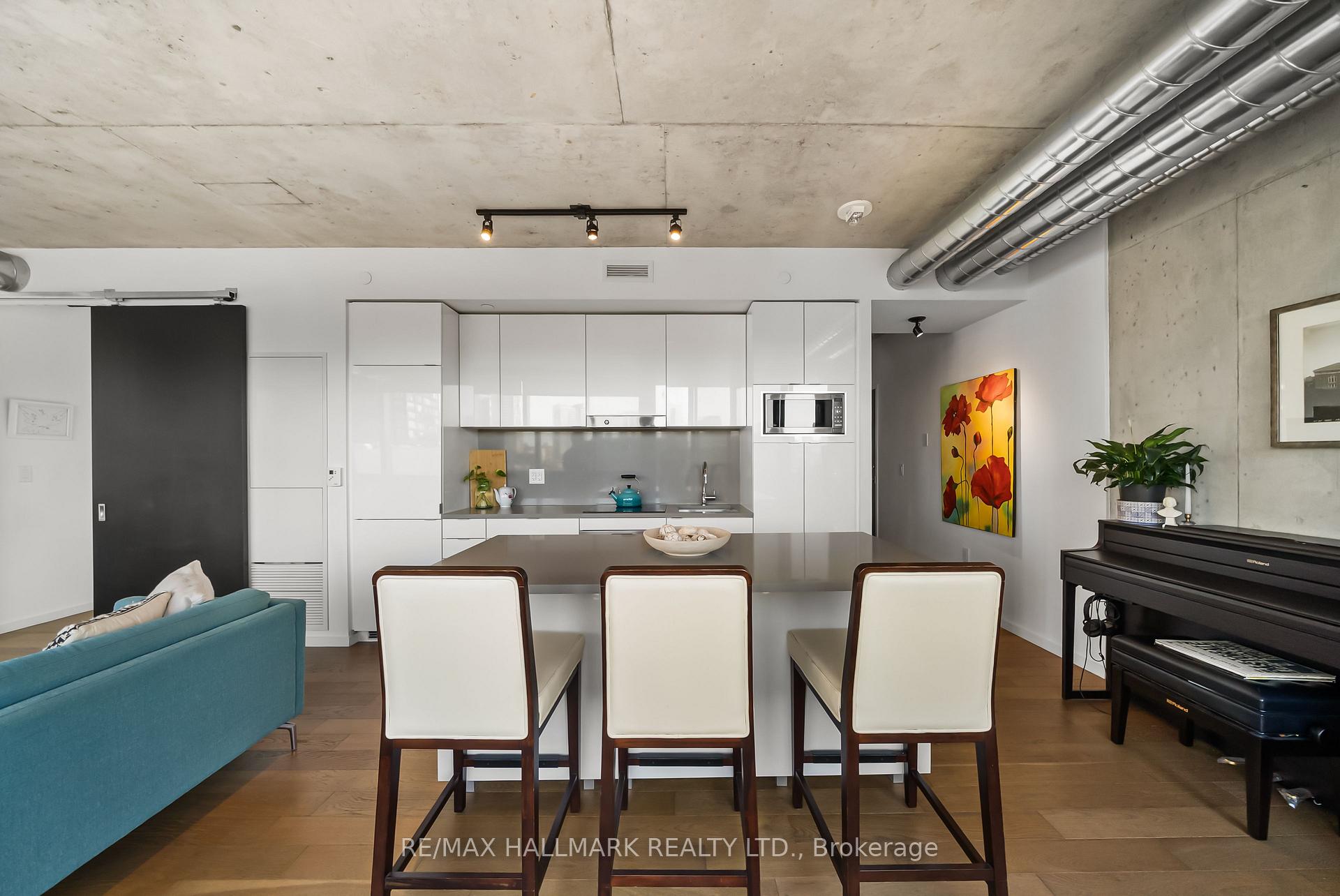 21 Lawren Harris Square 709, Toronto Unit: 709