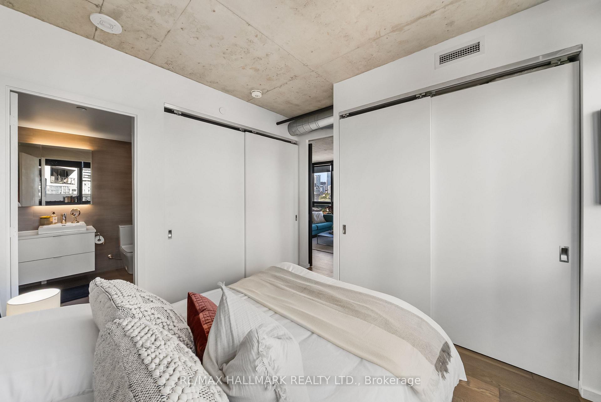 21 Lawren Harris Square 709, Toronto Unit: 709