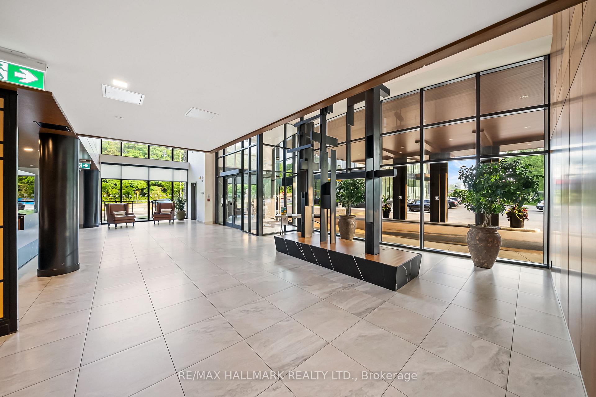 1575 Lakeshore Road W 111