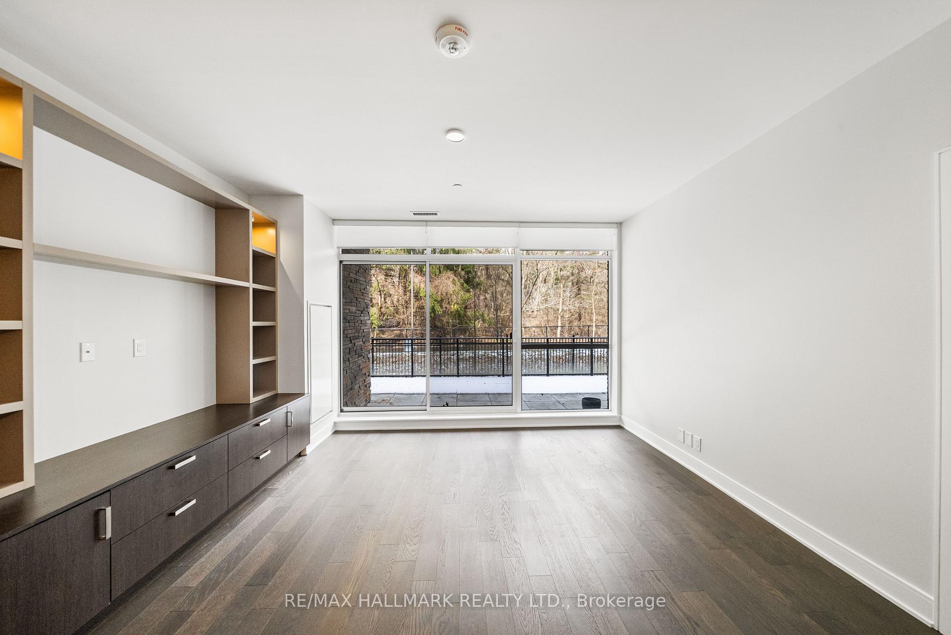 1575 Lakeshore Road W 111