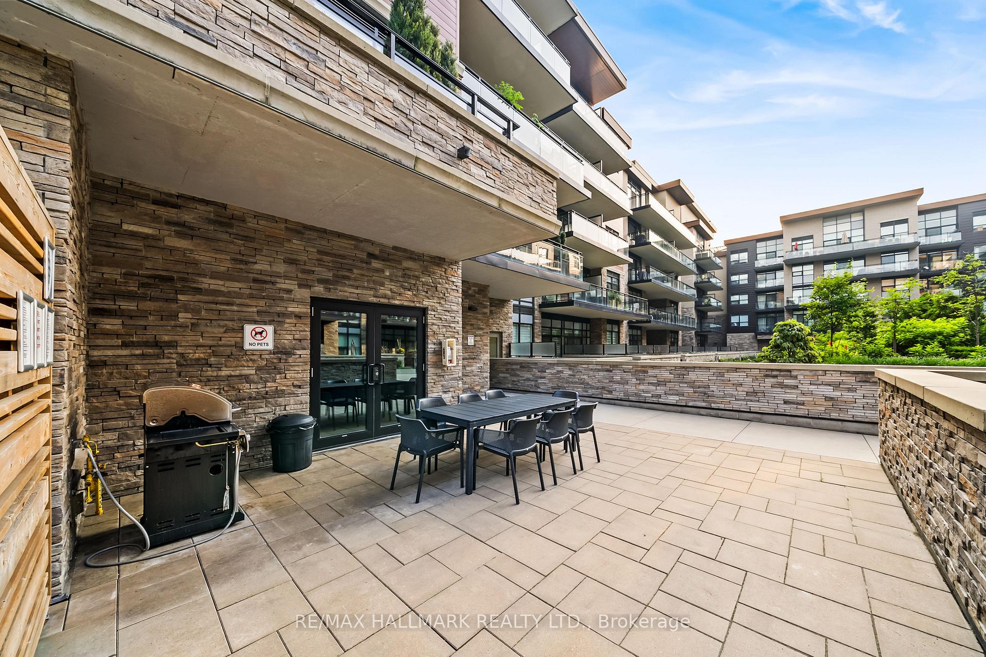 1575 Lakeshore Road W 111