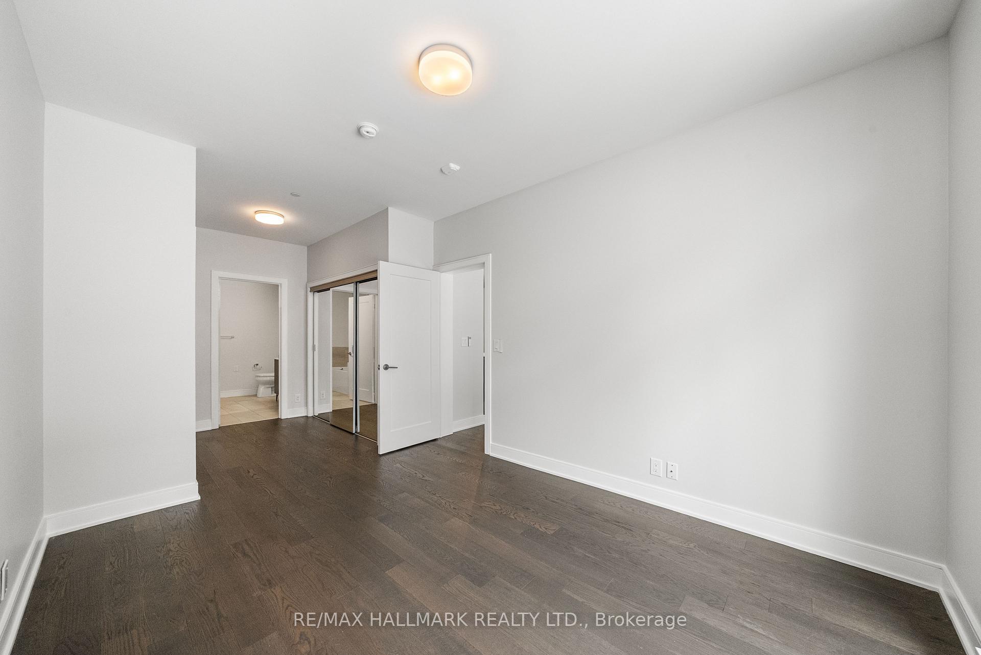 1575 Lakeshore Road W 111