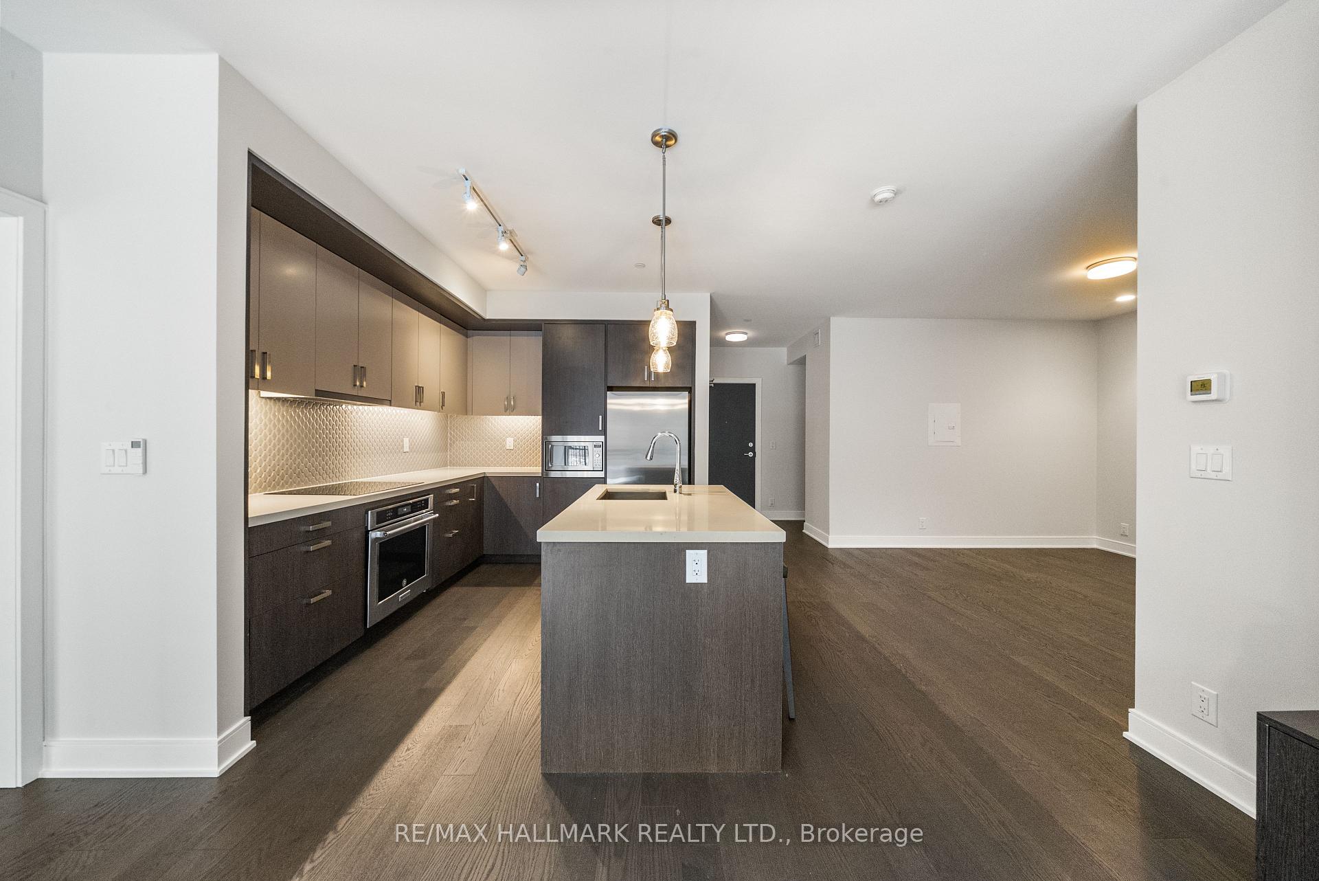 1575 Lakeshore Road W 111