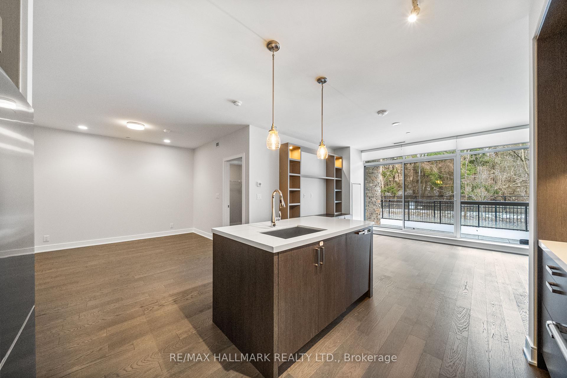 1575 Lakeshore Road W 111