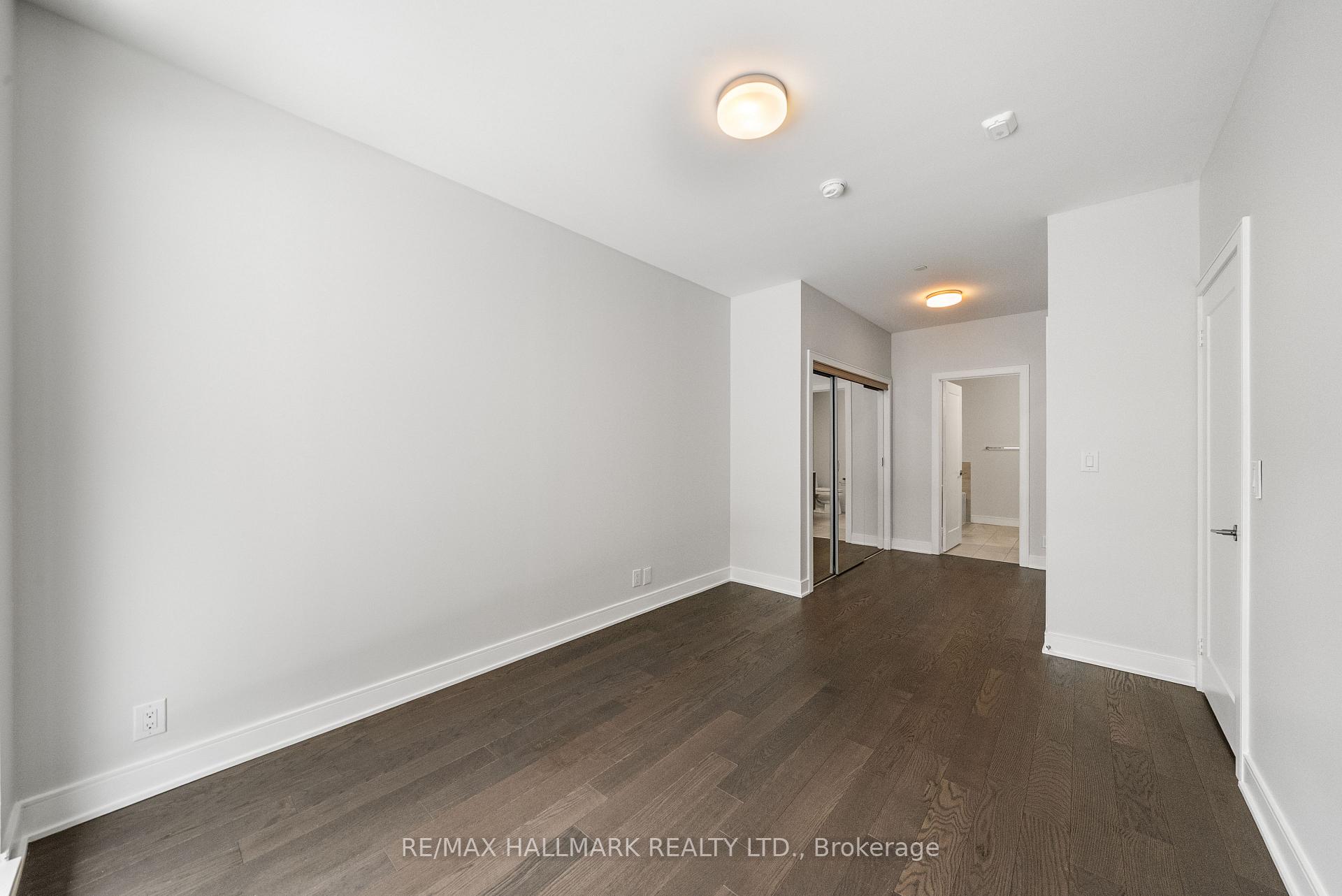 1575 Lakeshore Road W 111